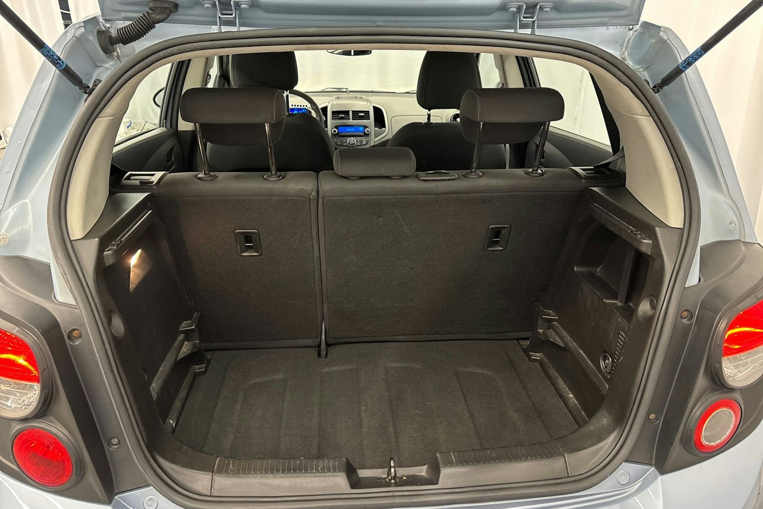 harmaa Chevrolet Aveo 2013 kuva 15.