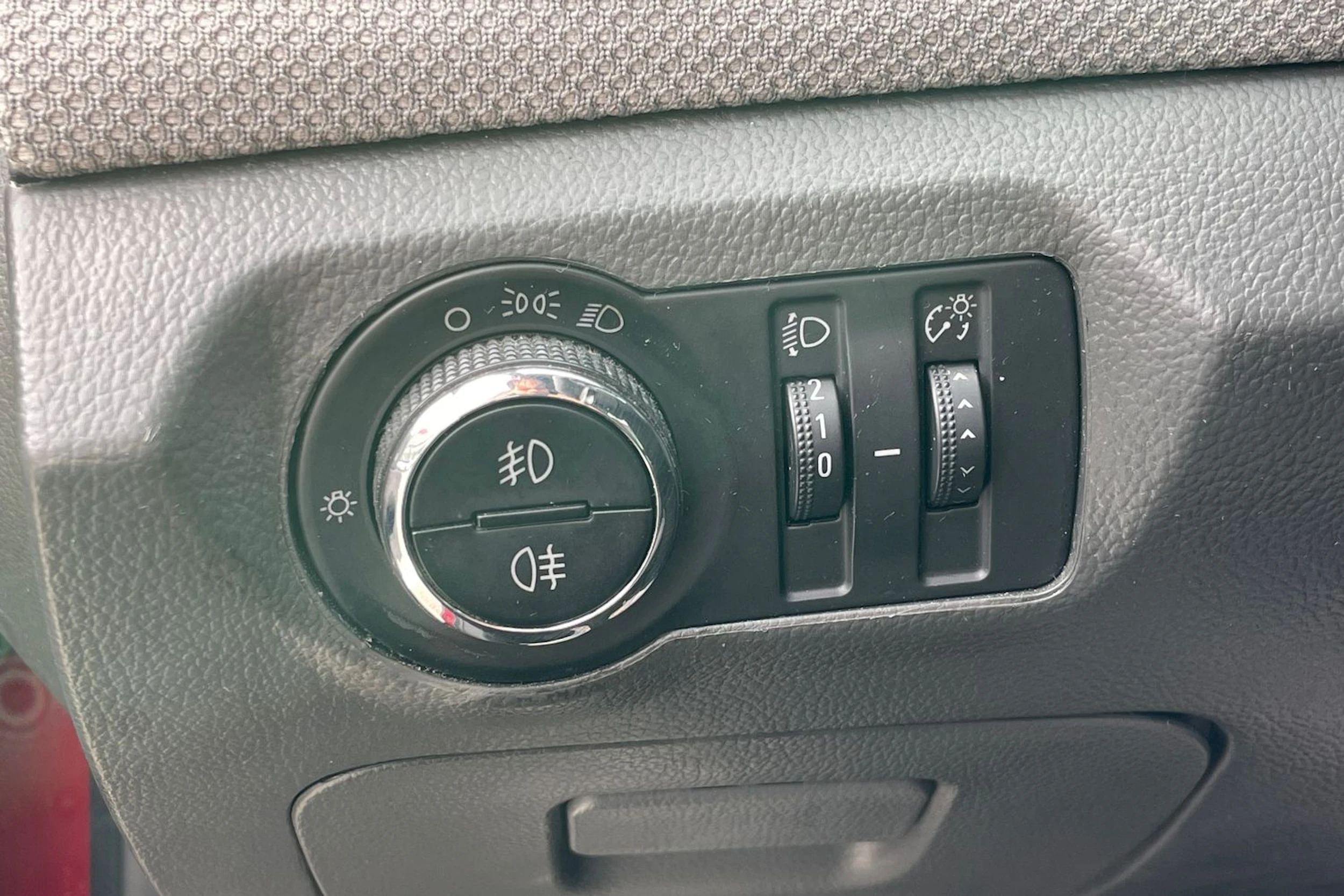 Punainen Chevrolet Cruze 2010 kuva 19.