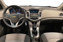 punainen Chevrolet Cruze 2010 kuva 9.