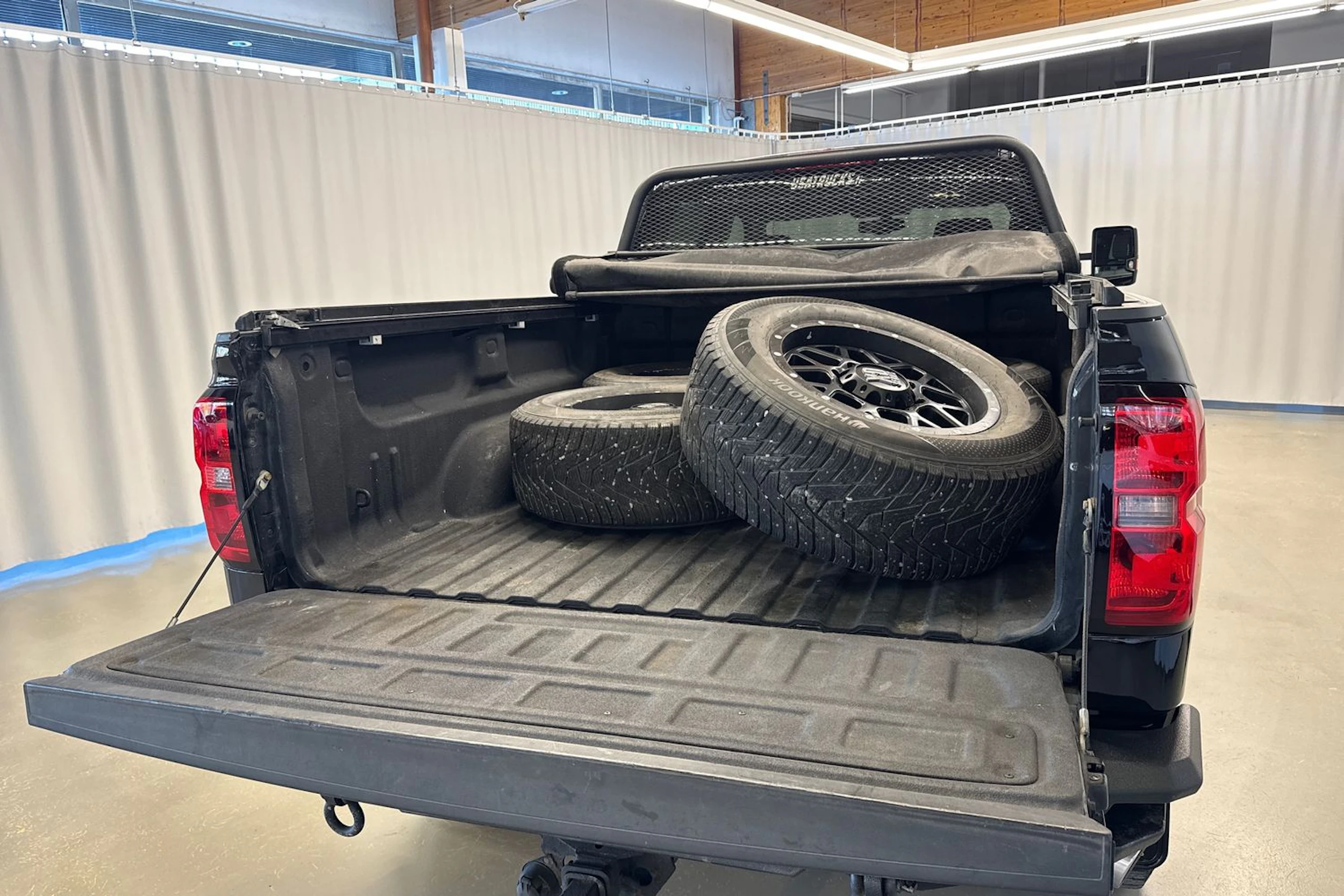 musta Chevrolet Silverado 2016 kuva 28.