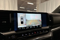 musta Chevrolet Silverado 2024 kuva 19.