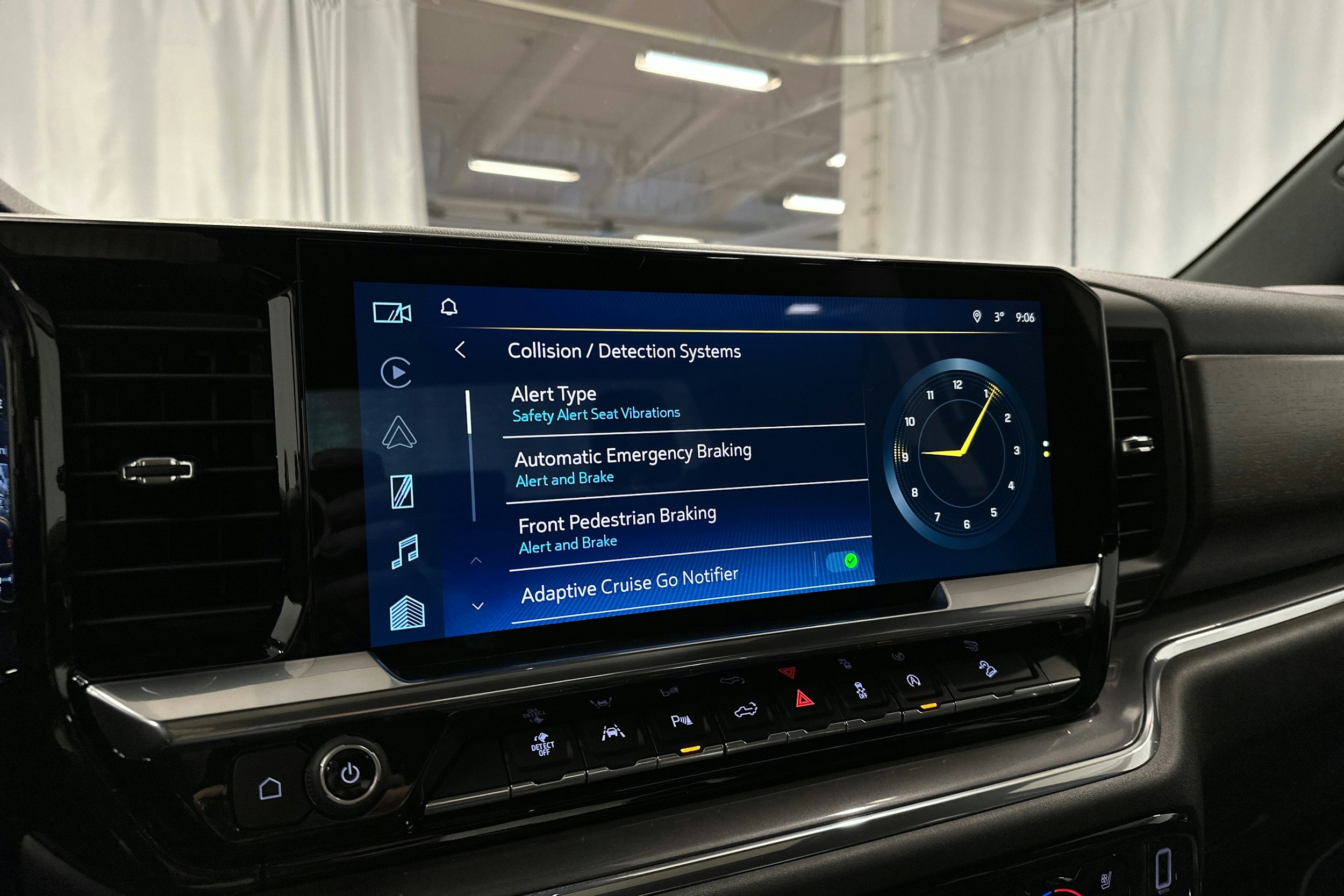 musta Chevrolet Silverado 2024 kuva 20.