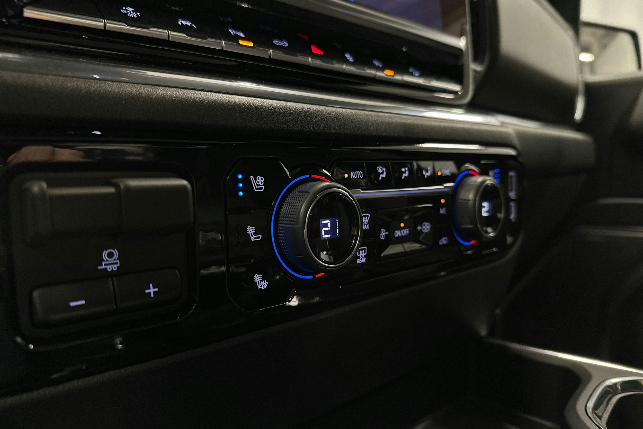 musta Chevrolet Silverado 2024 kuva 22.