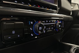 musta Chevrolet Silverado 2024 kuva 22.