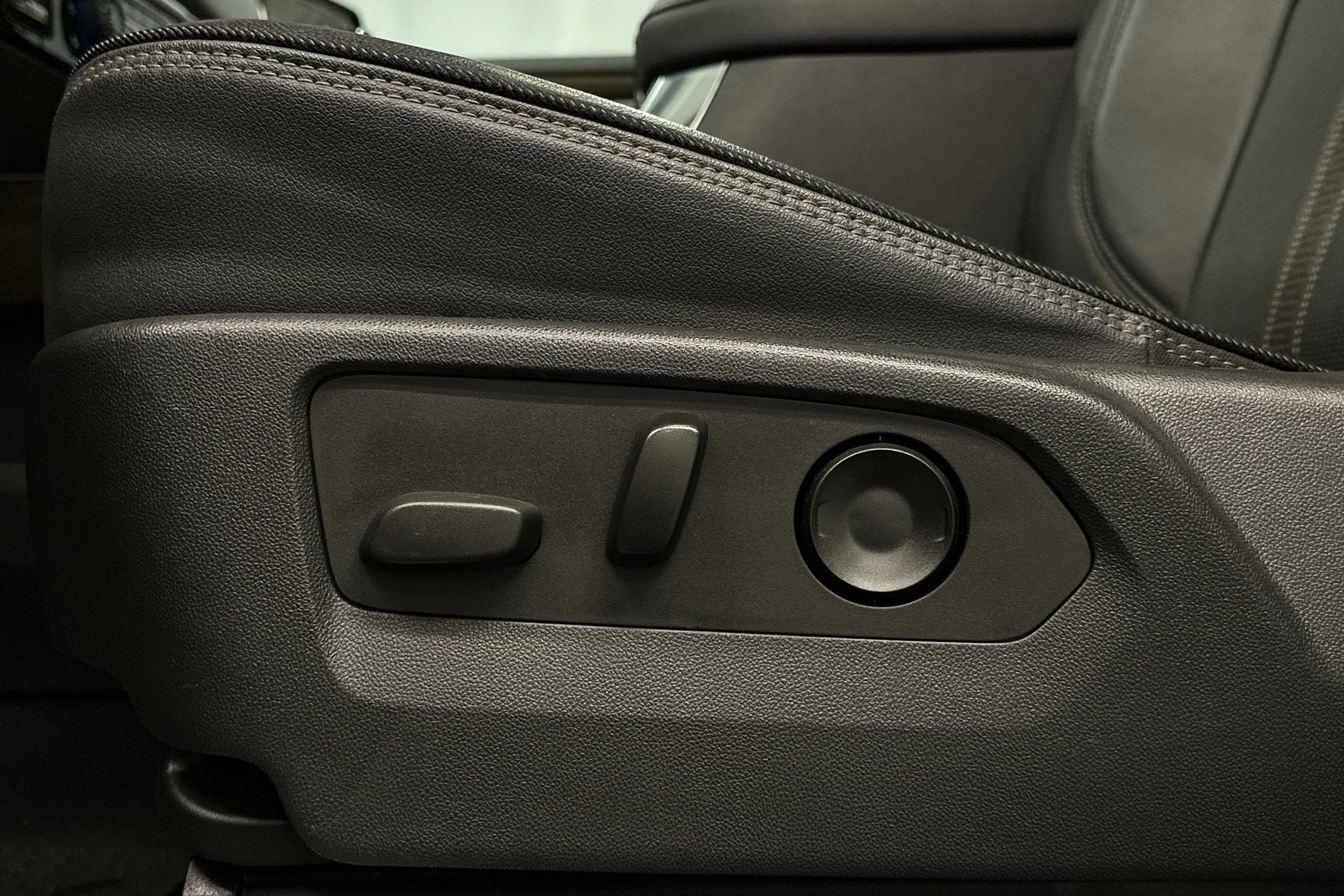 musta Chevrolet Silverado 2024 kuva 24.