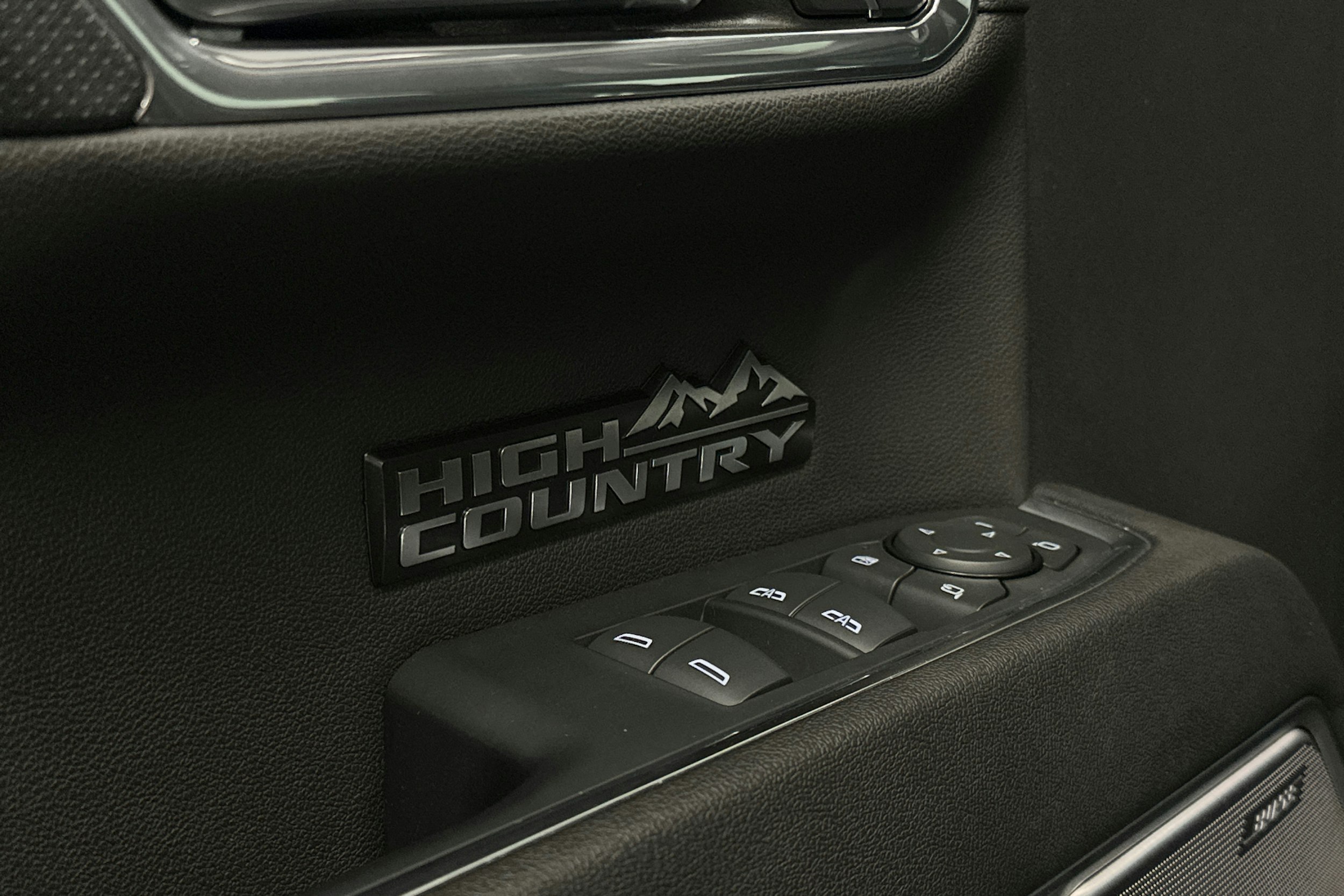 musta Chevrolet Silverado 2024 kuva 26.