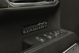 musta Chevrolet Silverado 2024 kuva 26.