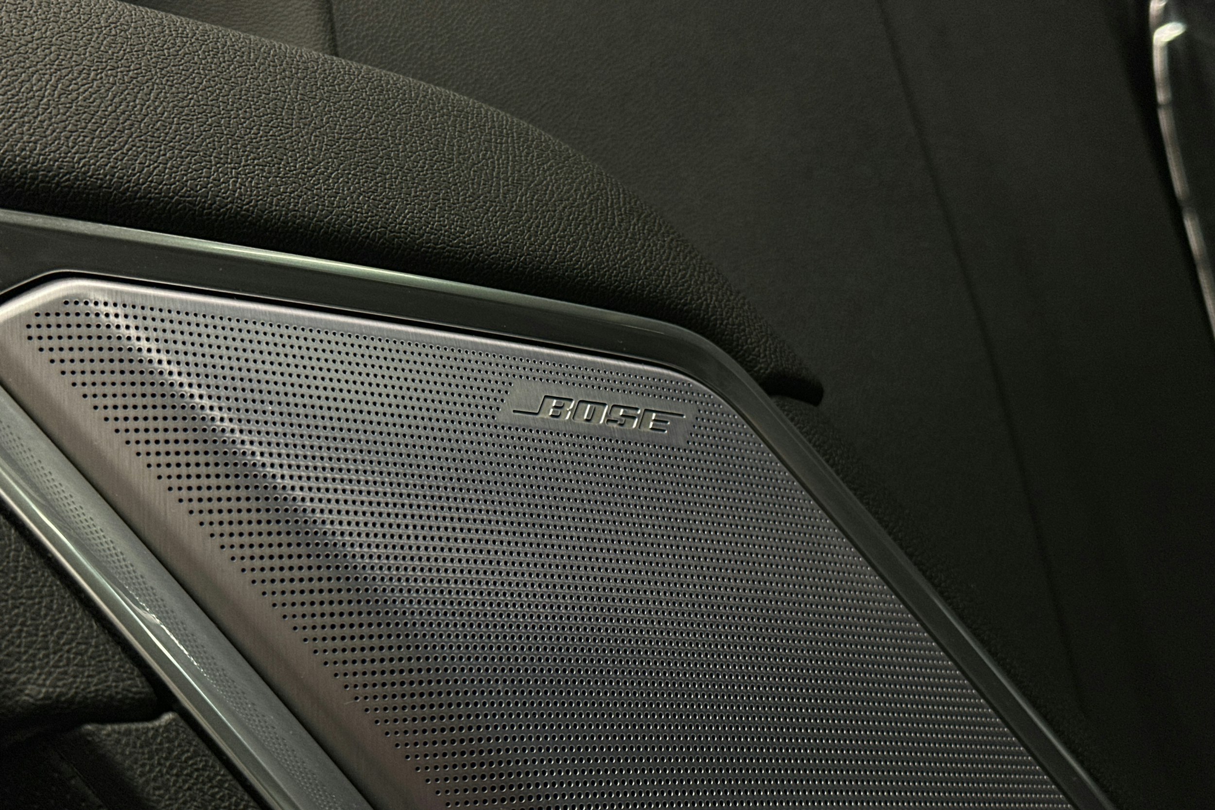 musta Chevrolet Silverado 2024 kuva 27.