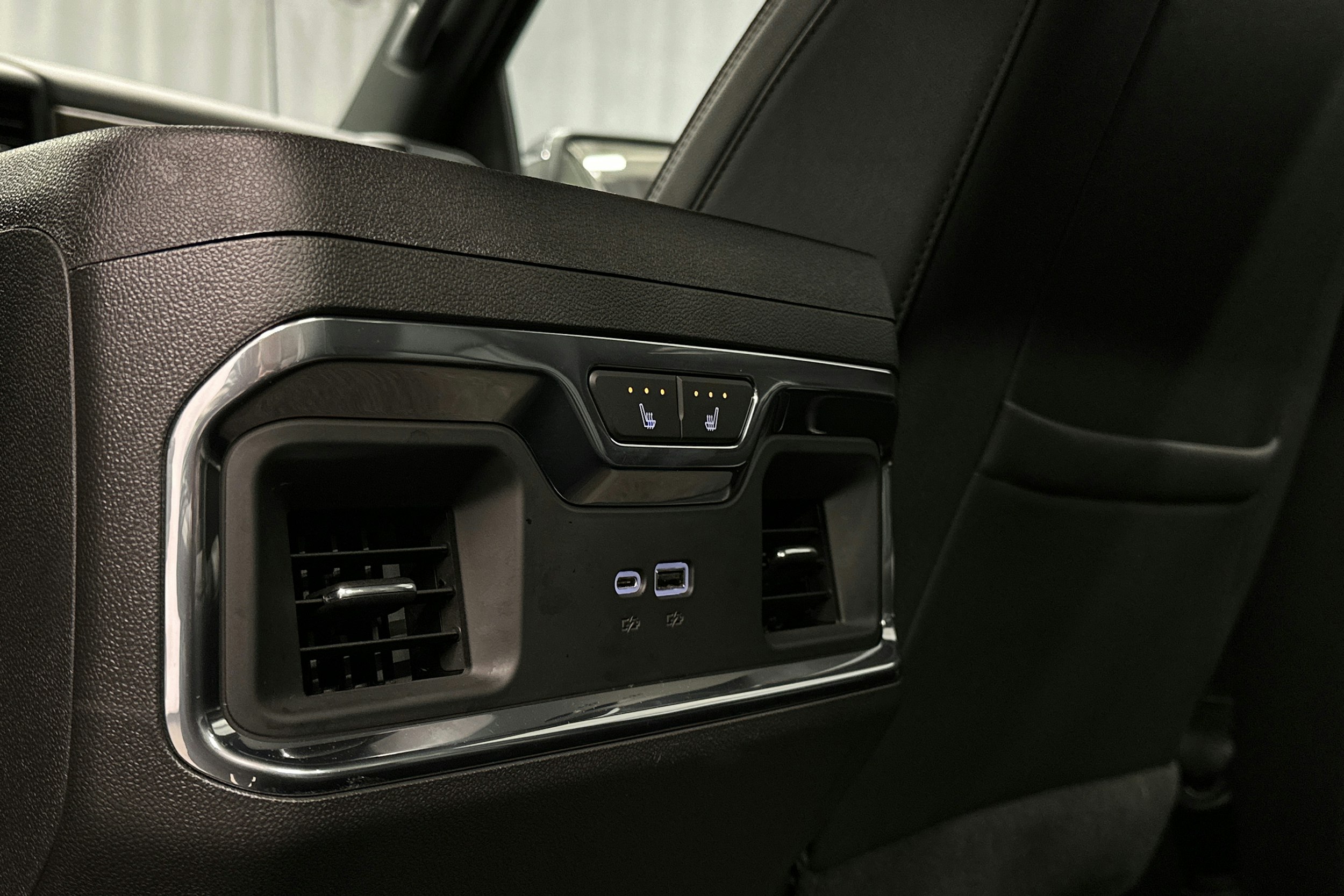 musta Chevrolet Silverado 2024 kuva 30.