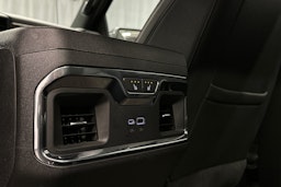 musta Chevrolet Silverado 2024 kuva 30.