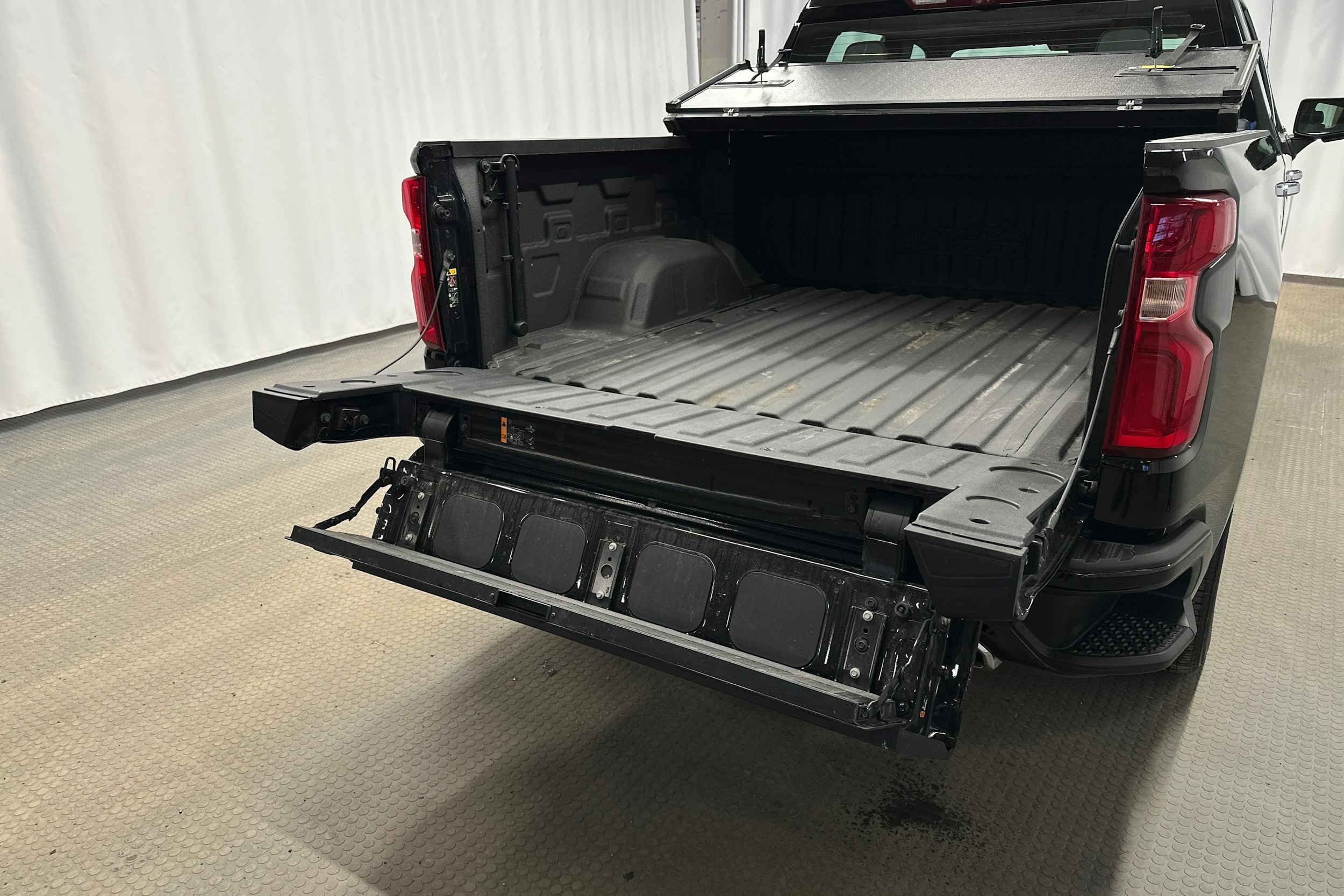 musta Chevrolet Silverado 2024 kuva 31.