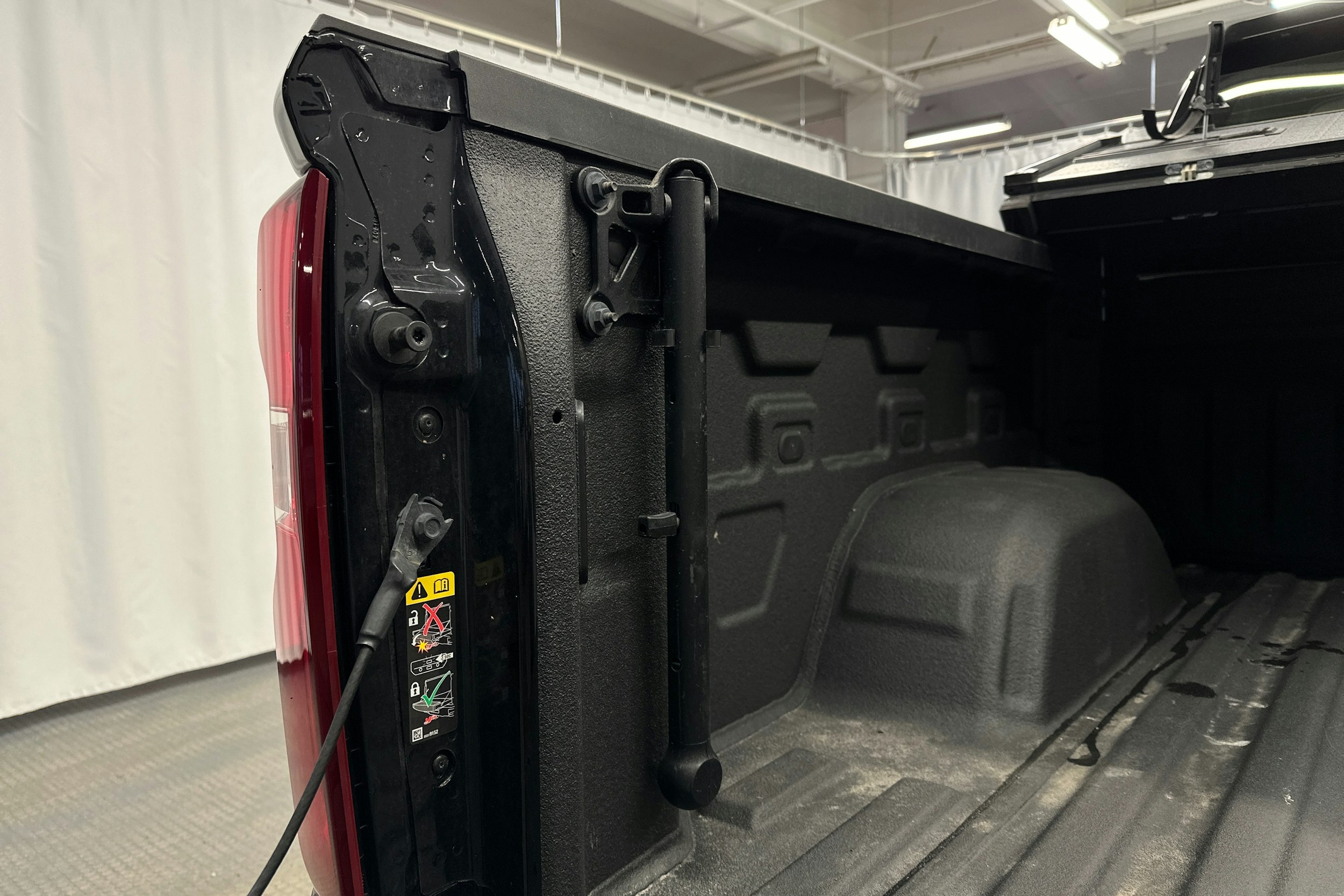 musta Chevrolet Silverado 2024 kuva 32.