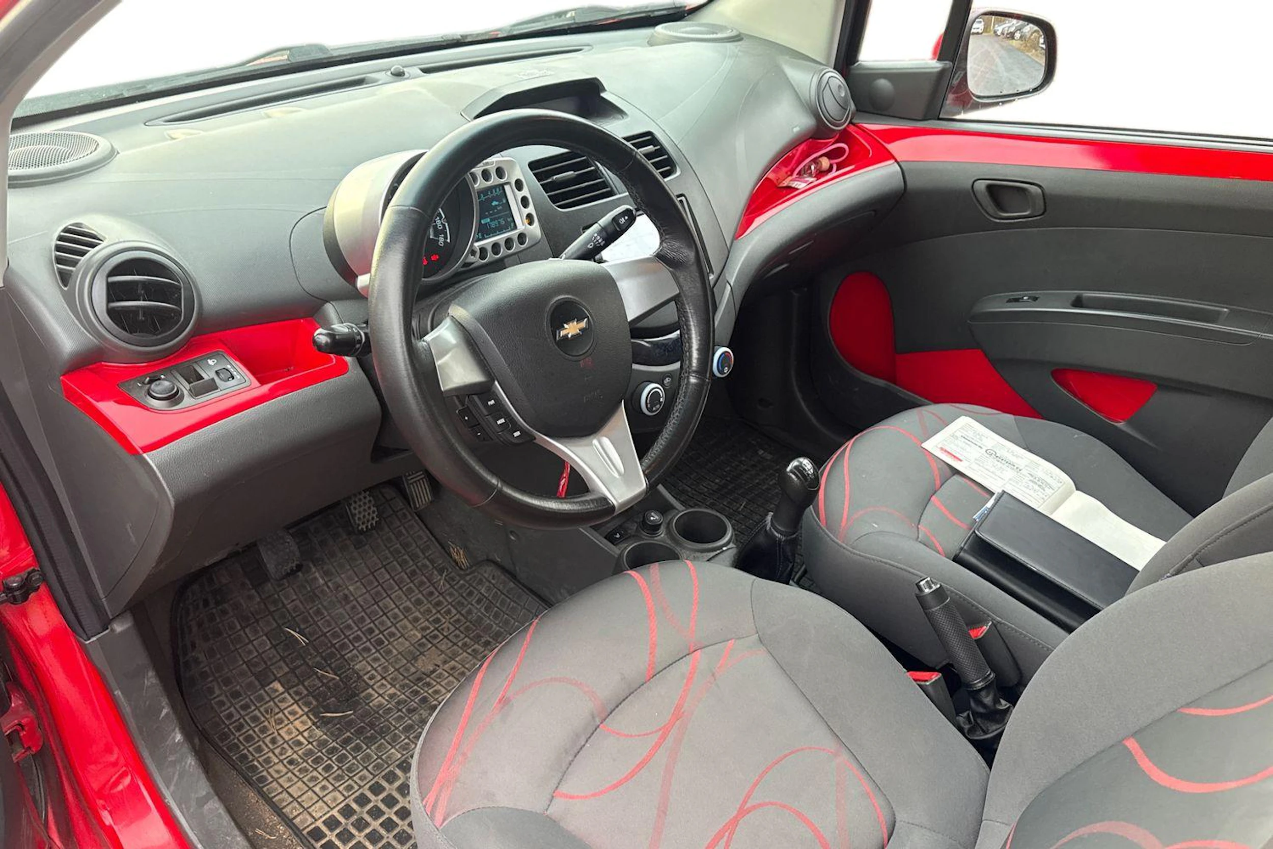 punainen Chevrolet Spark 2011 kuva 6.