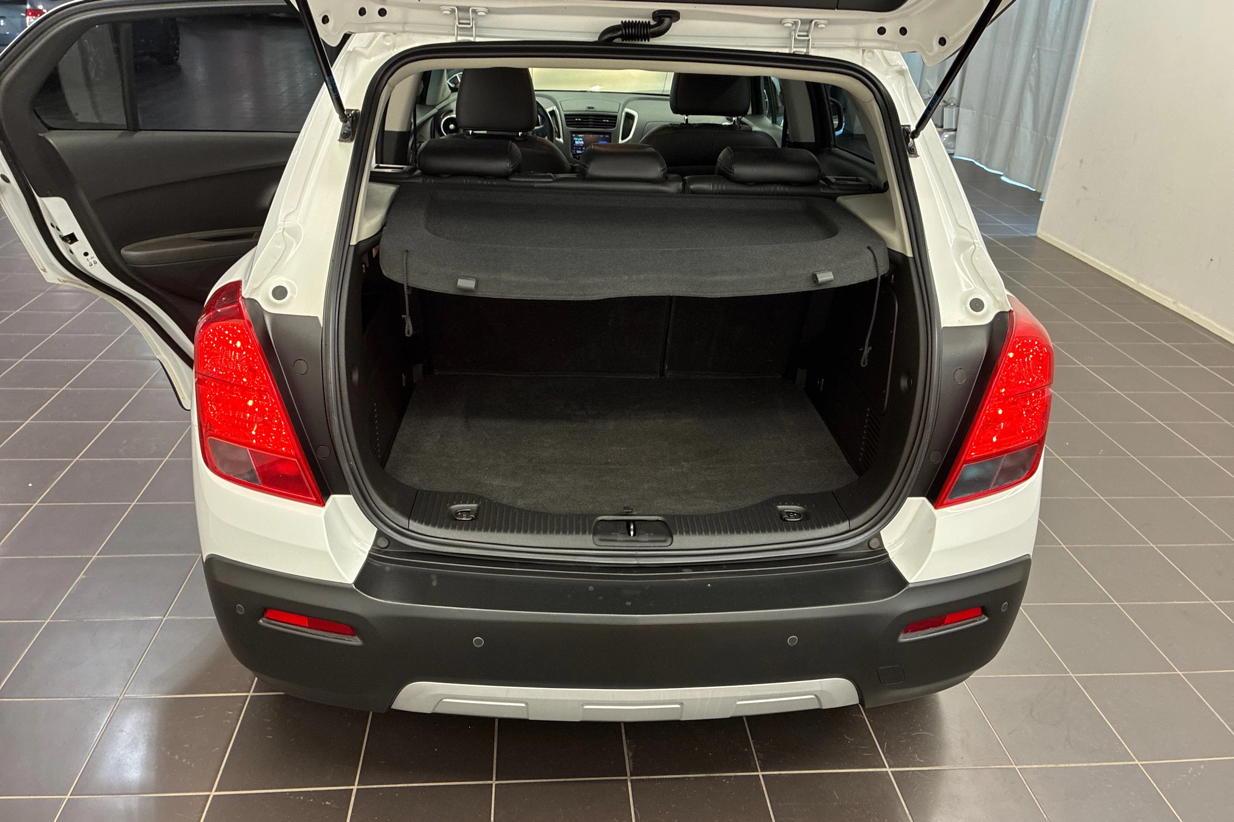 Valkoinen Chevrolet Trax 2014 kuva 11.