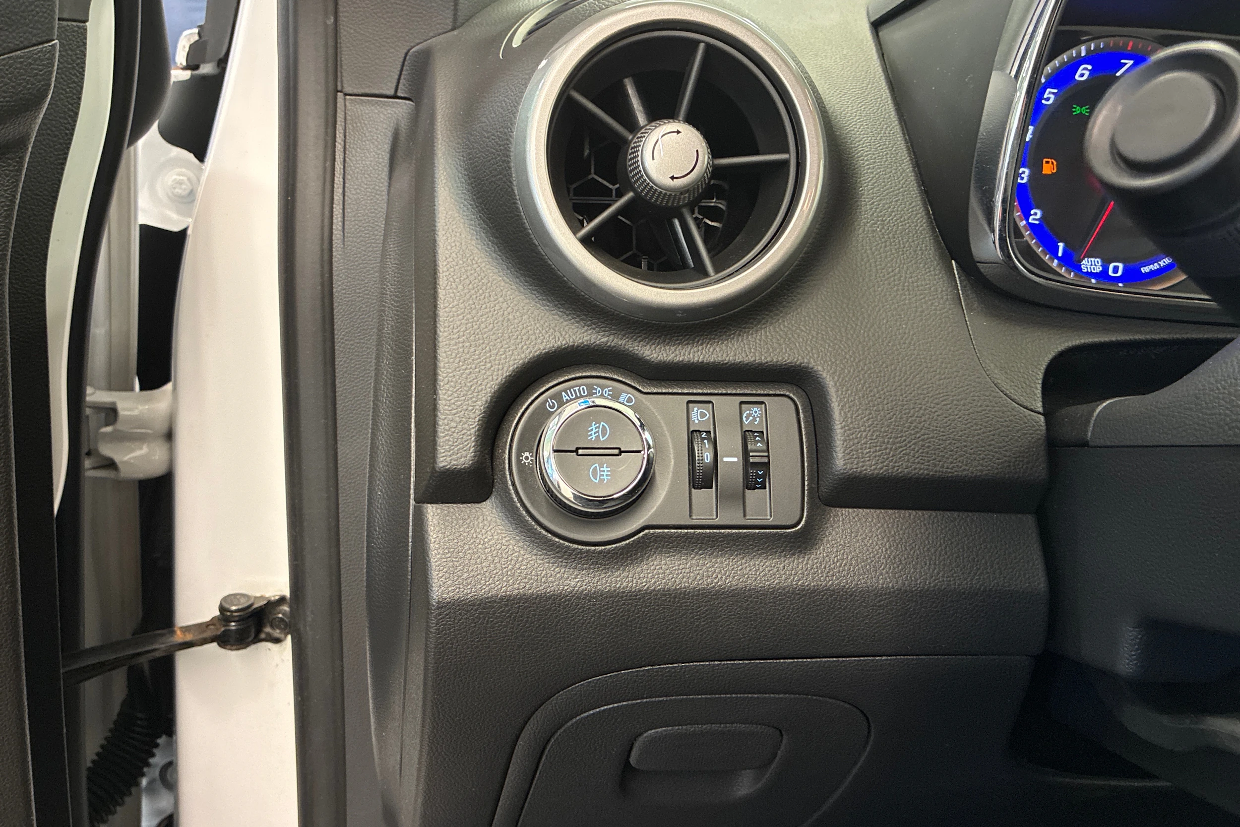 Valkoinen Chevrolet Trax 2014 kuva 14.