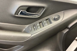 Valkoinen Chevrolet Trax 2014 kuva 15.