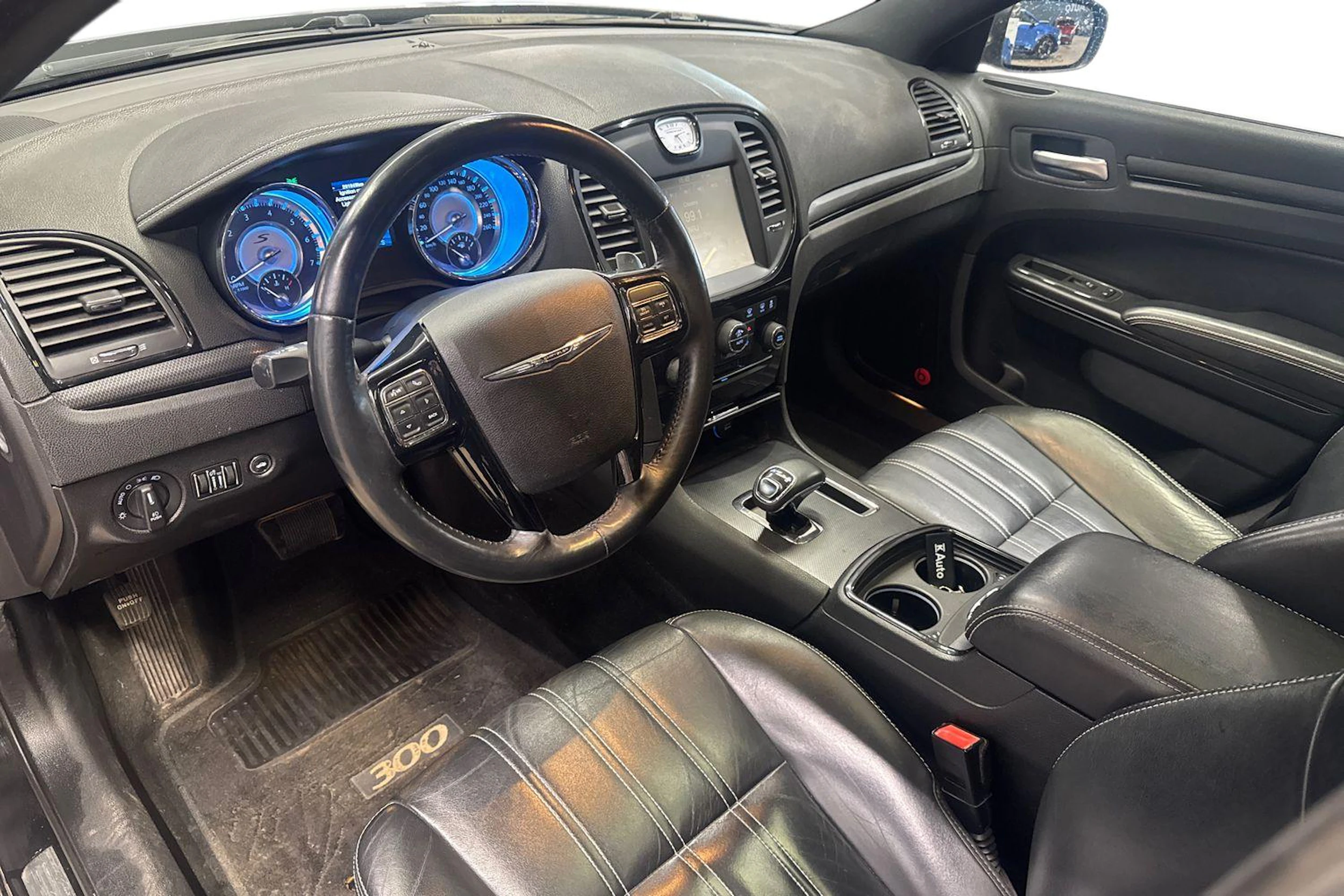 musta Chrysler 300 2012 kuva 6.
