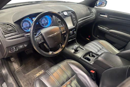 musta Chrysler 300 2012 kuva 6.
