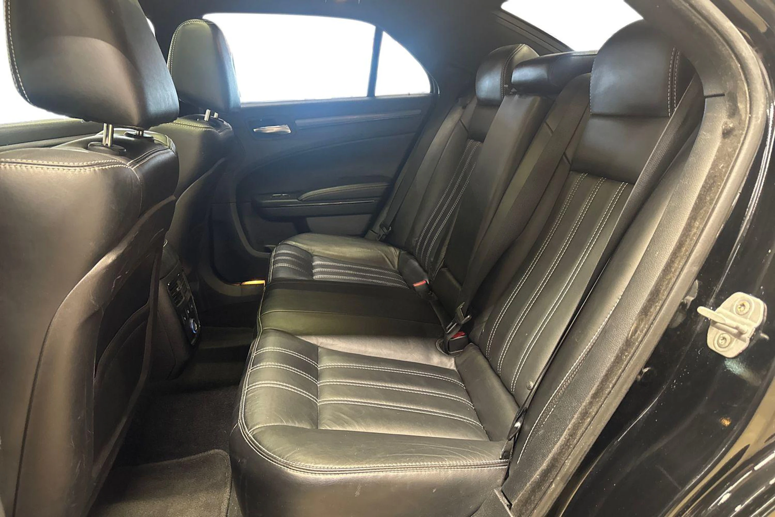 musta Chrysler 300 2012 kuva 8.