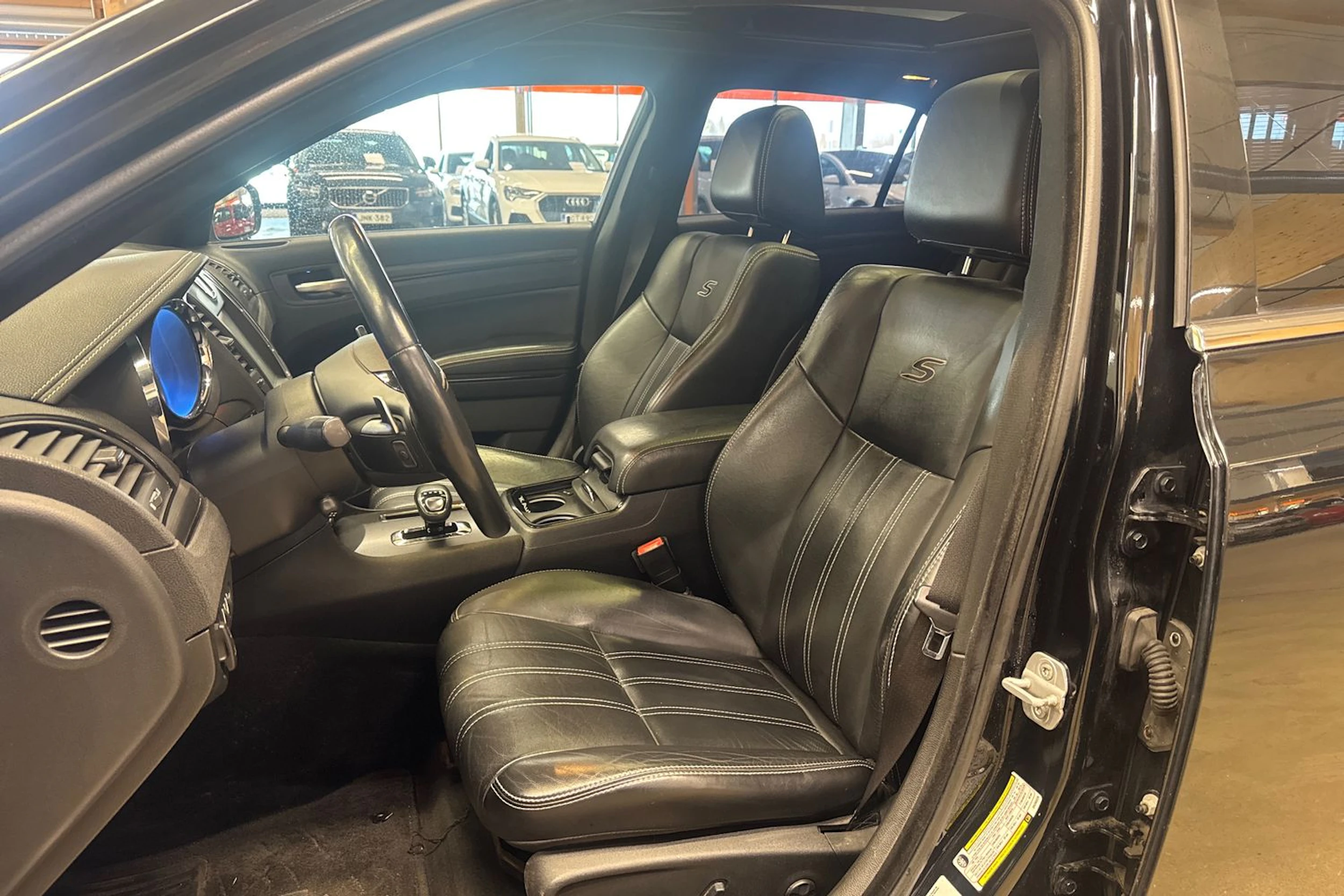 musta Chrysler 300 2012 kuva 11.