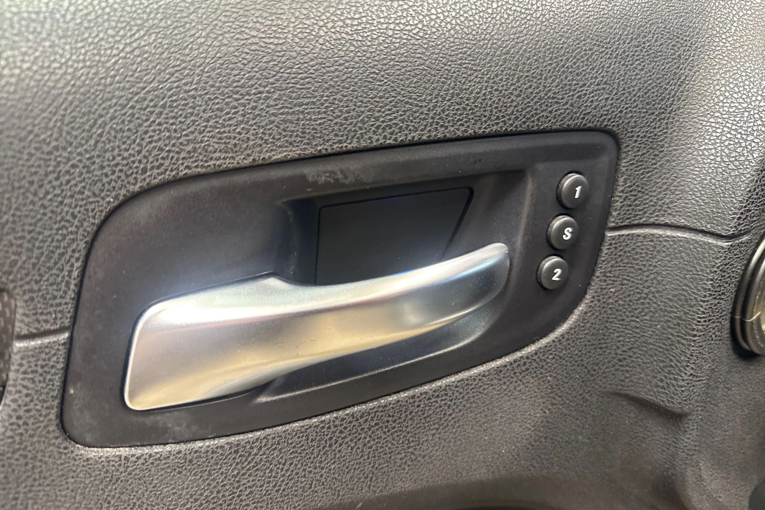 musta Chrysler 300 2012 kuva 13.