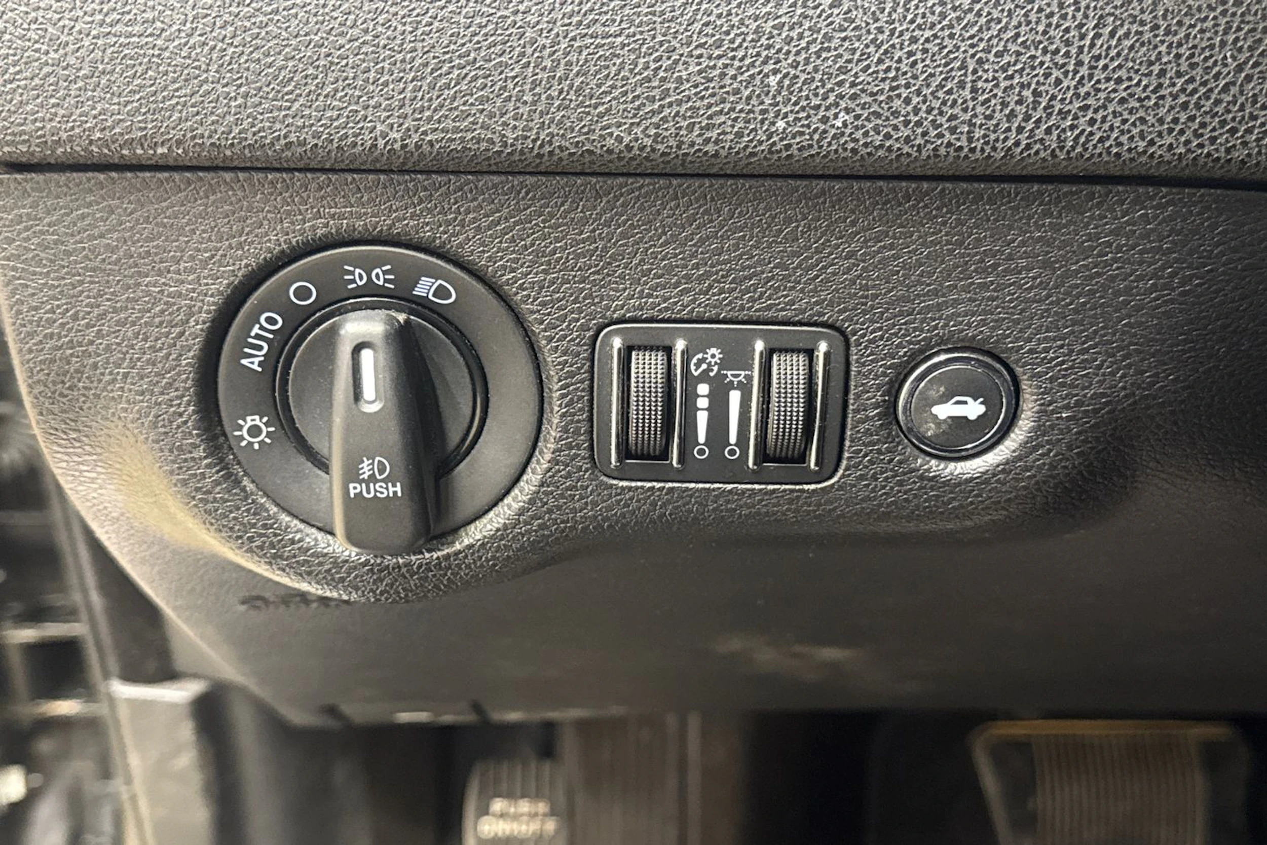 musta Chrysler 300 2012 kuva 16.