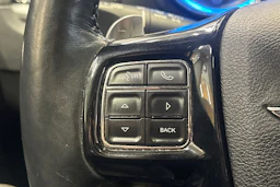 musta Chrysler 300 2012 kuva 18.