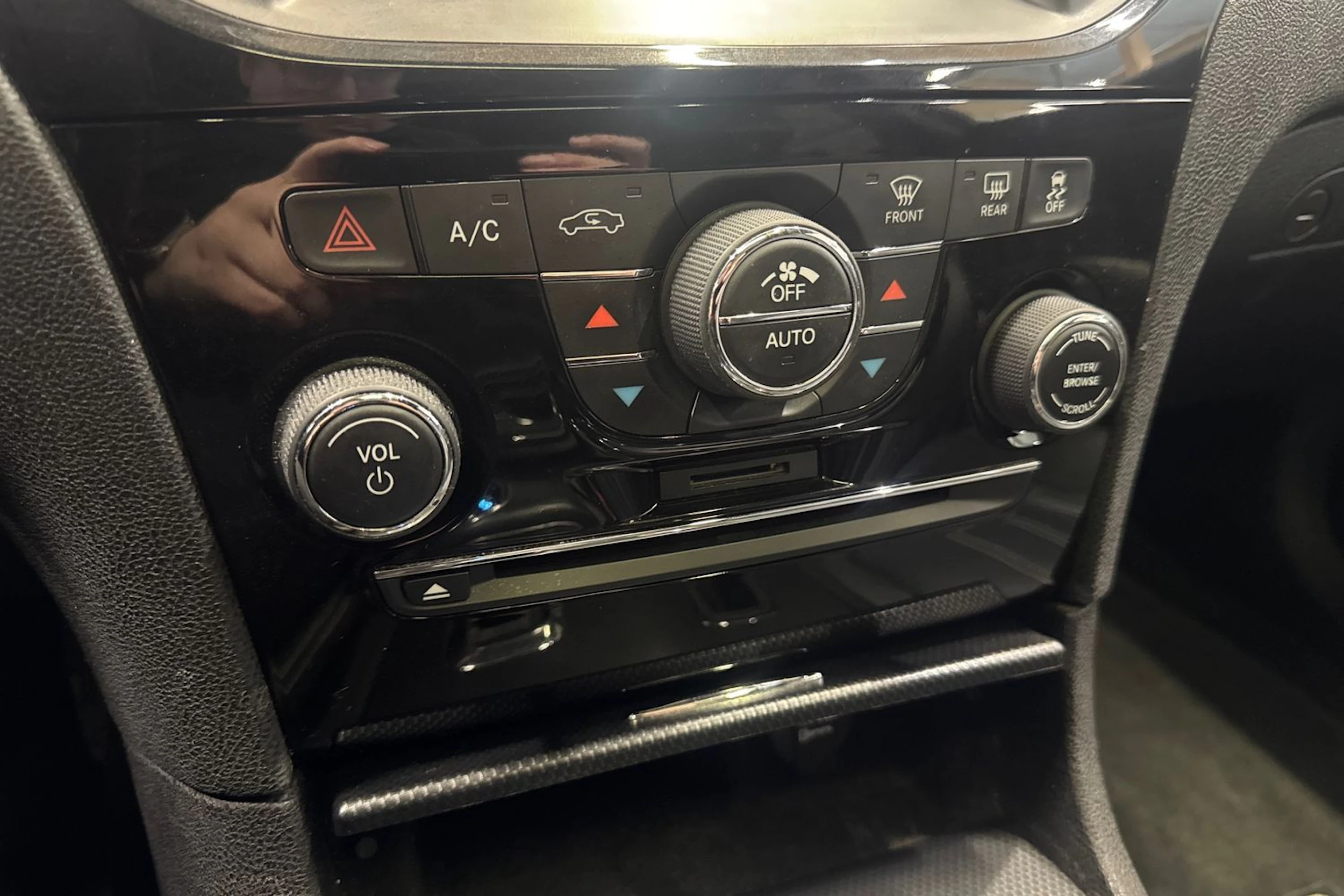 musta Chrysler 300 2012 kuva 25.