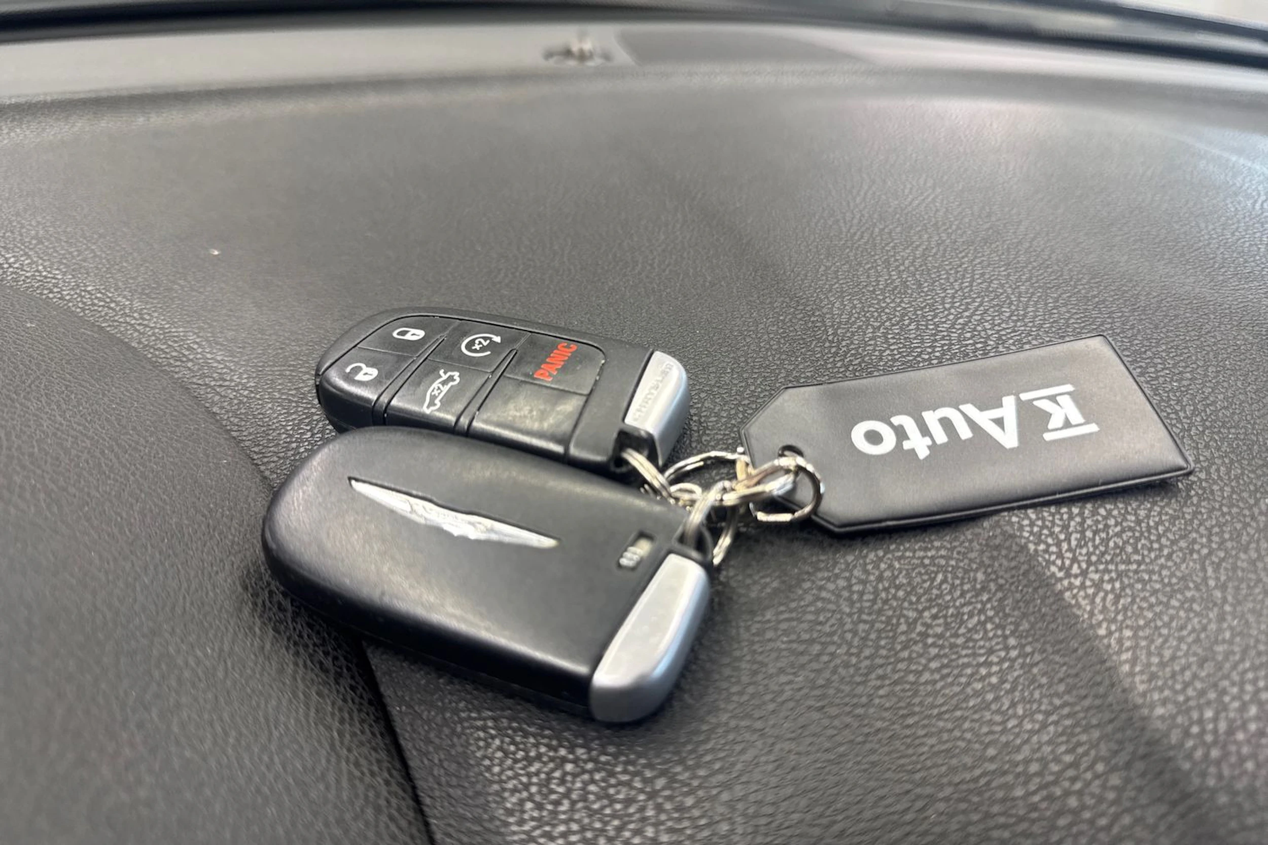 musta Chrysler 300 2012 kuva 31.