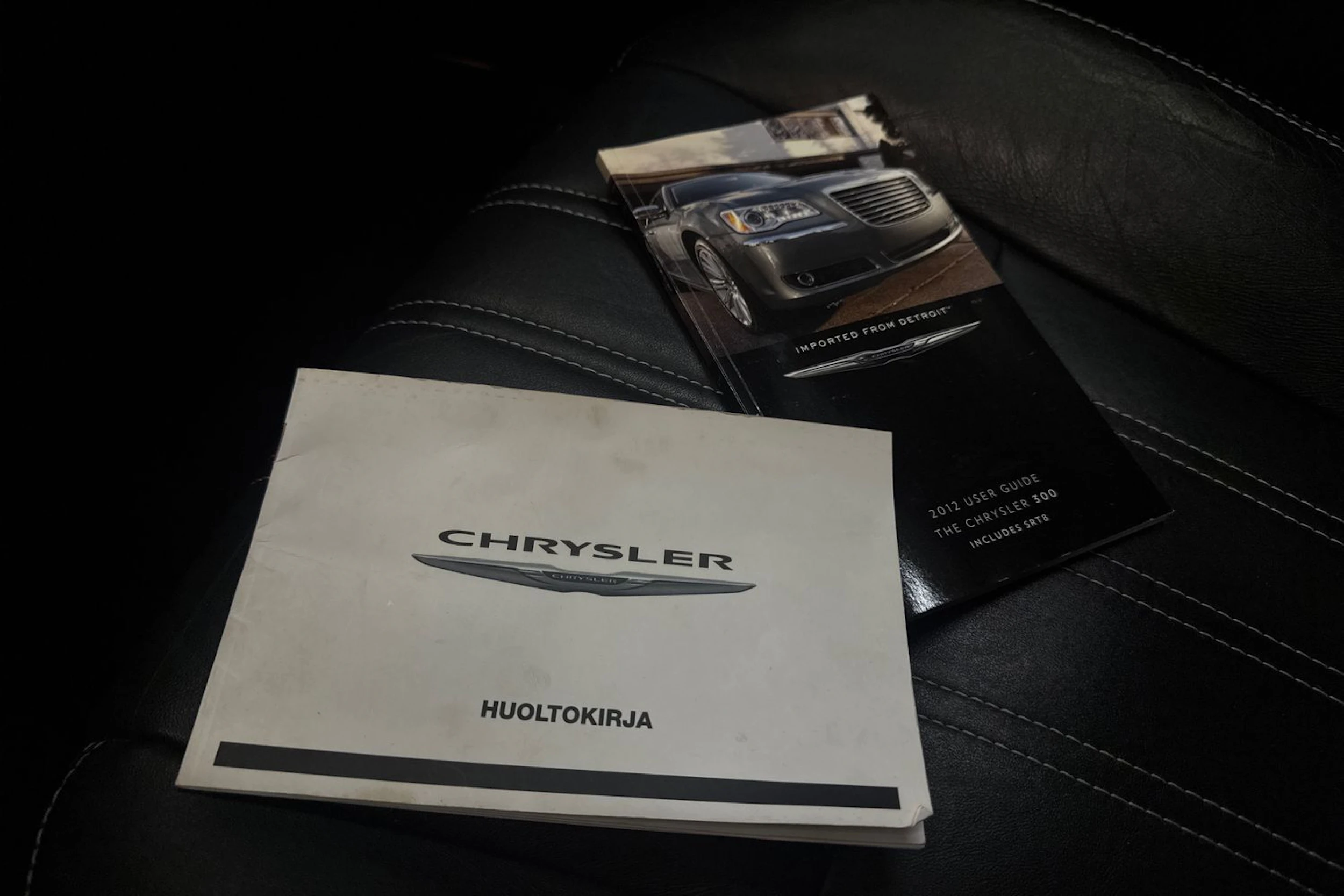 musta Chrysler 300 2012 kuva 32.