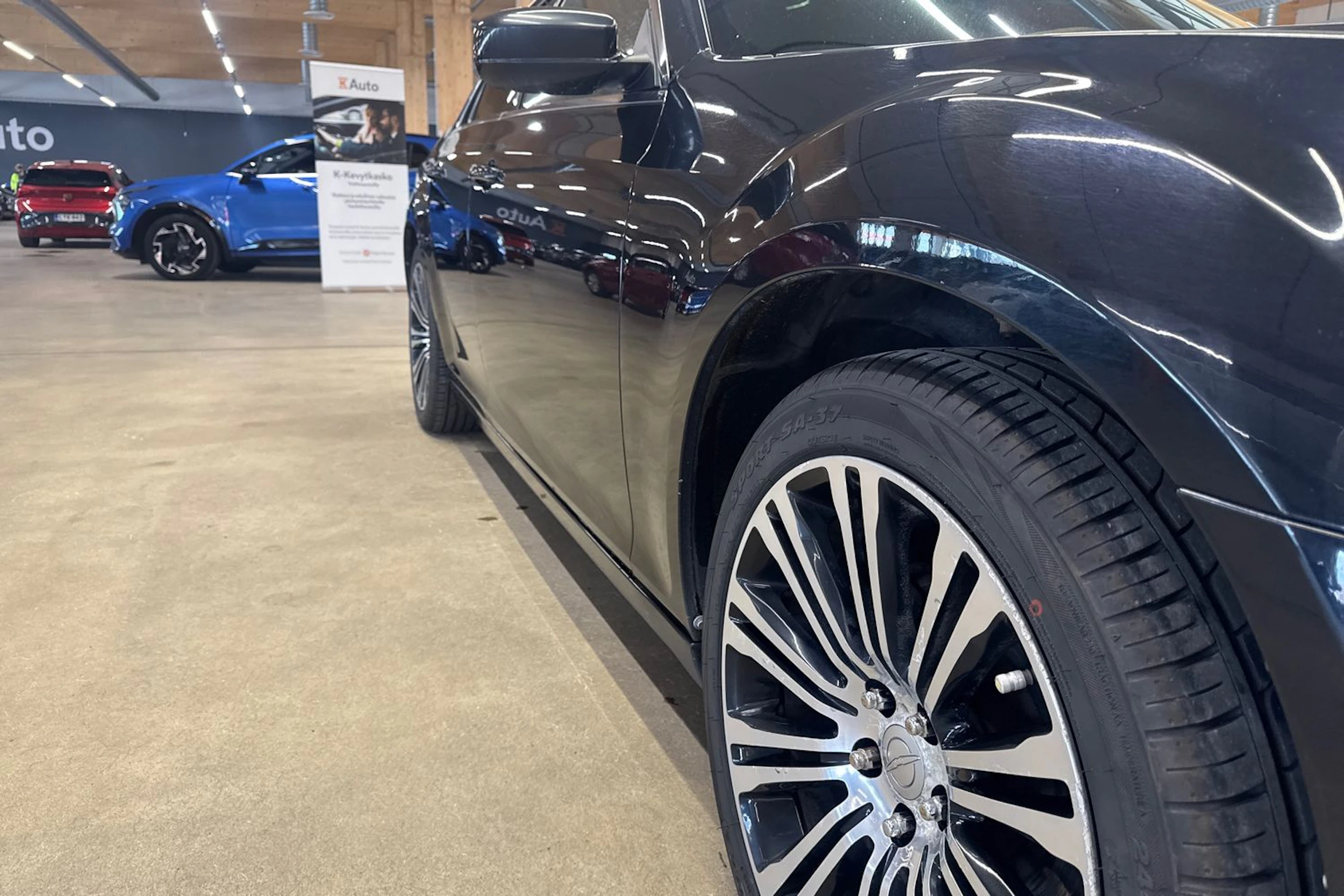 musta Chrysler 300 2012 kuva 37.