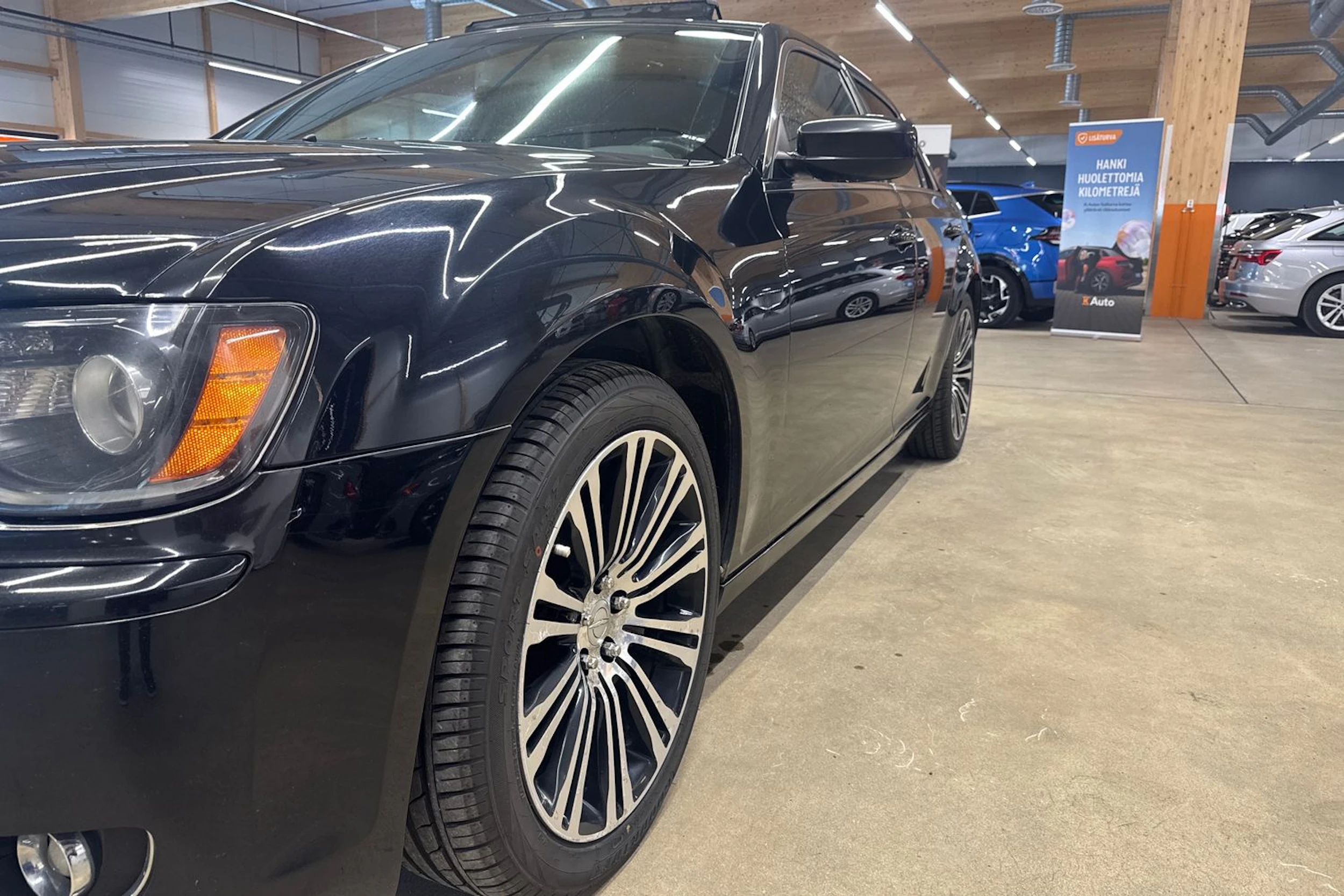 musta Chrysler 300 2012 kuva 38.