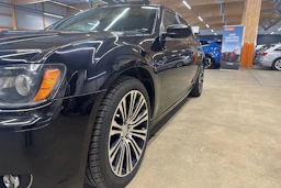 musta Chrysler 300 2012 kuva 38.