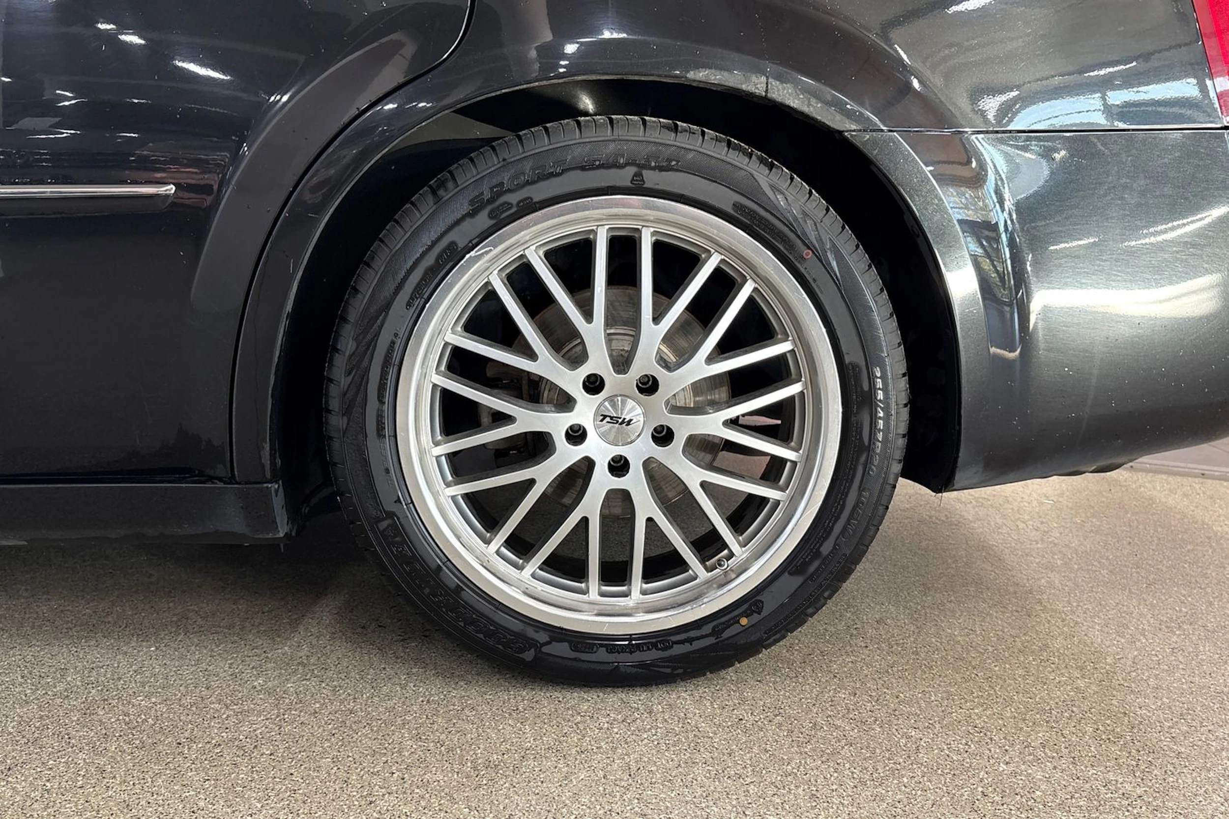 Musta Chrysler 300C 2010 kuva 10.