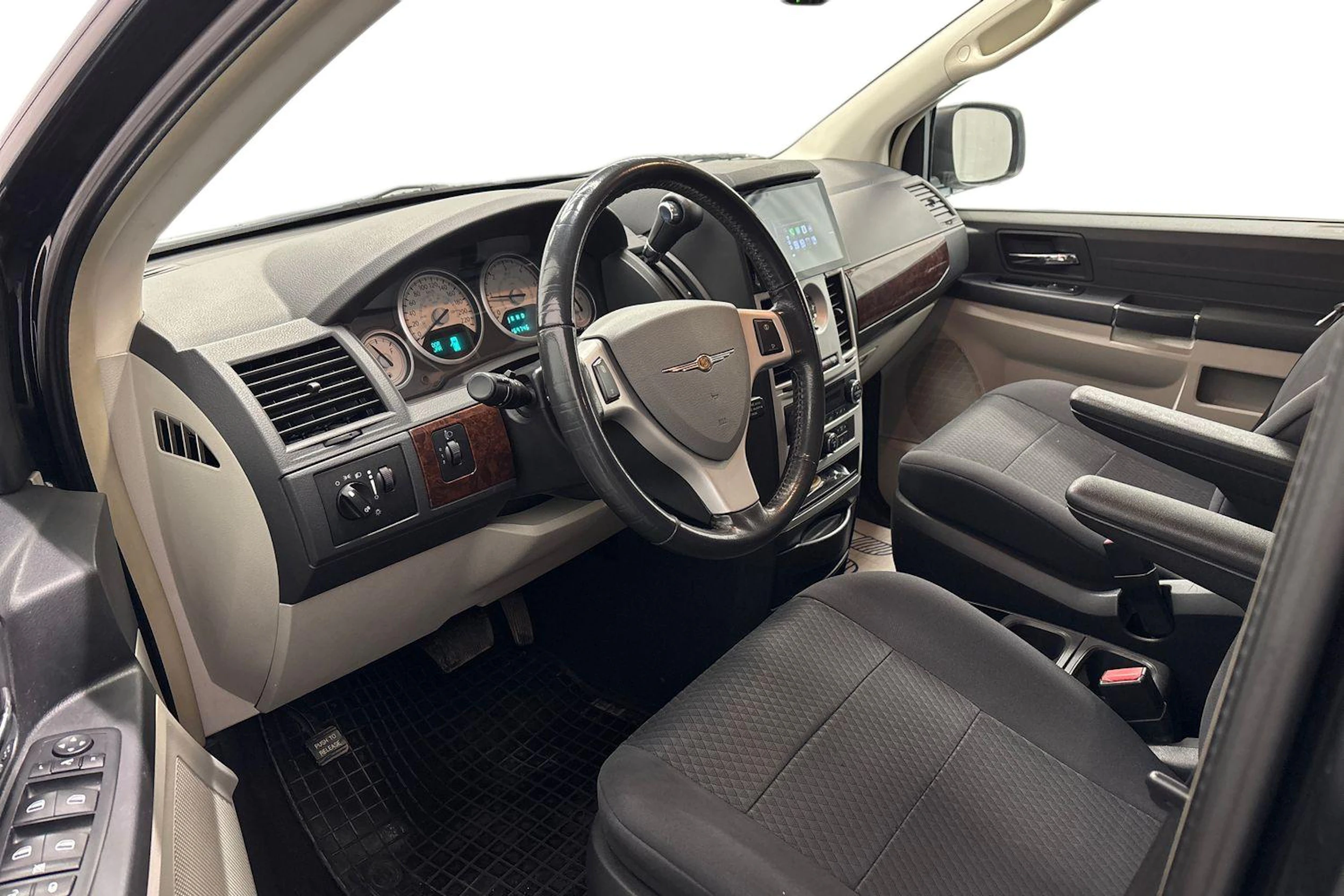 musta Chrysler Grand Voyager 2011 kuva 6.