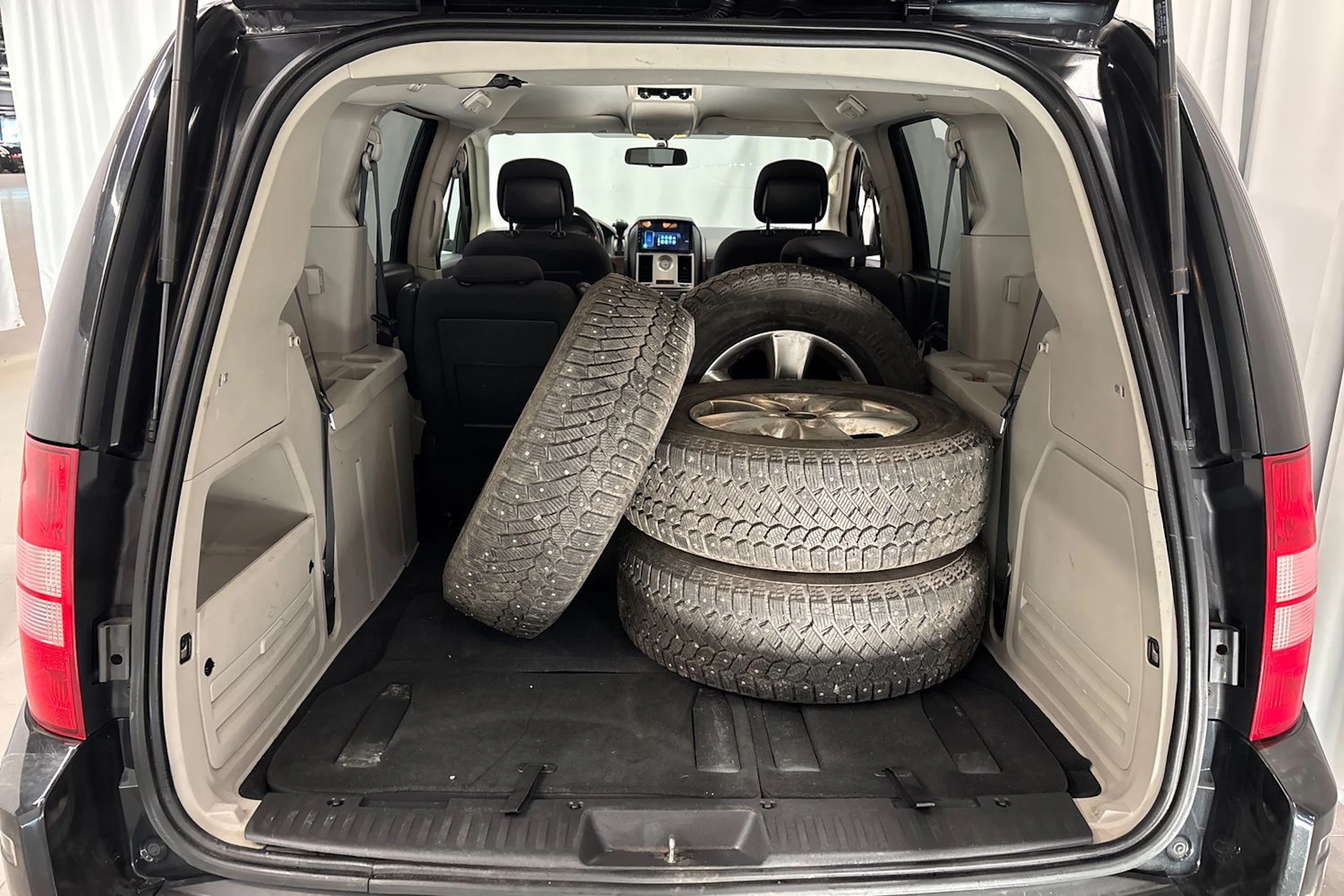 musta Chrysler Grand Voyager 2011 kuva 13.