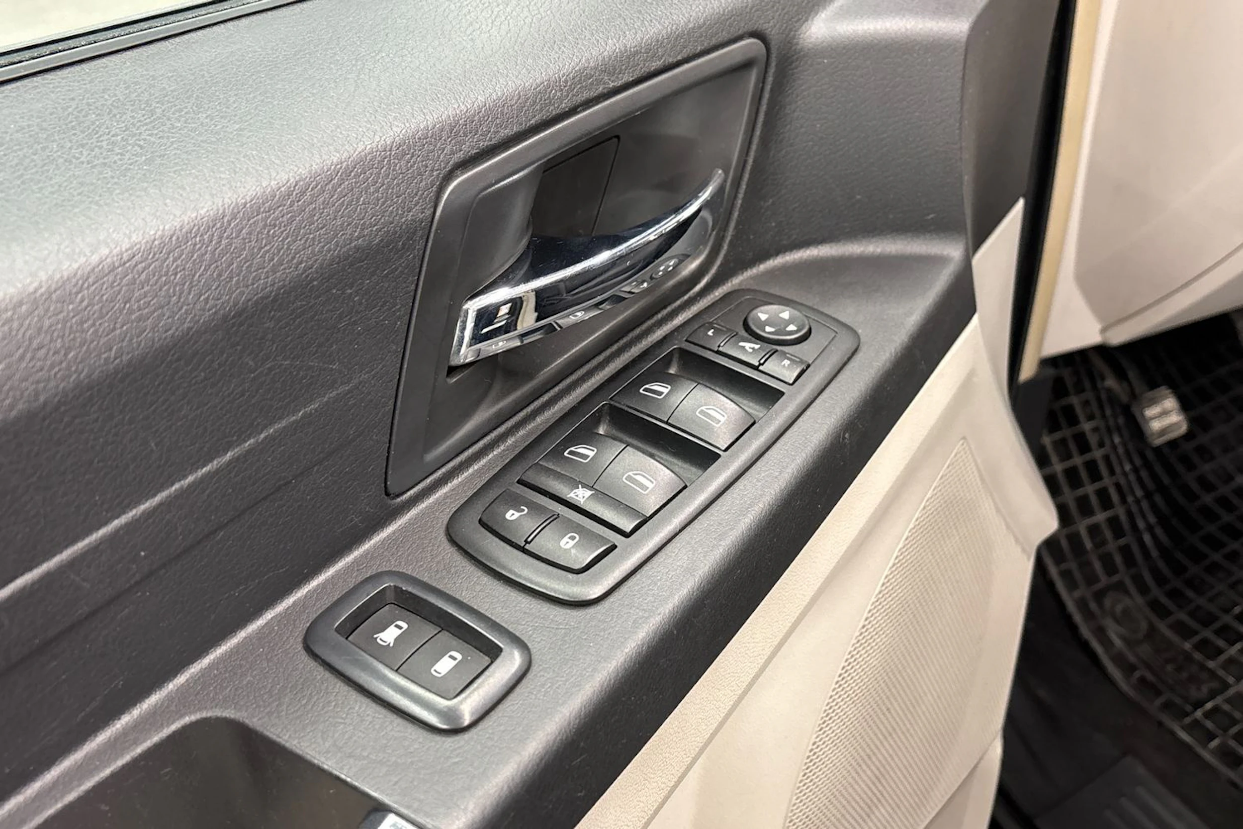 musta Chrysler Grand Voyager 2011 kuva 16.