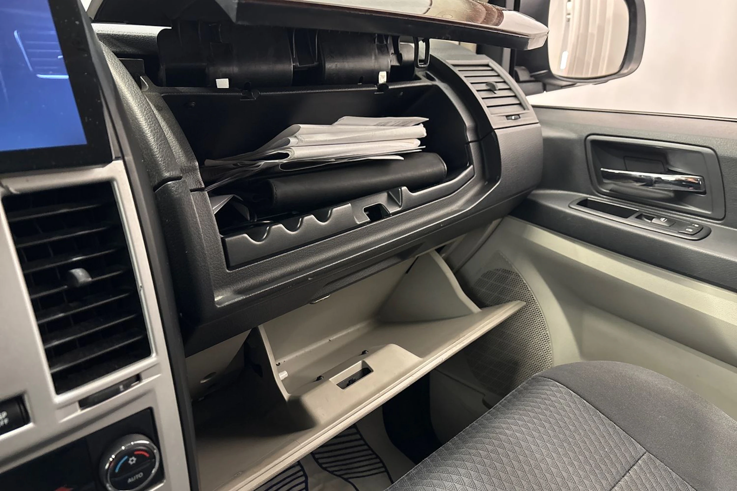 musta Chrysler Grand Voyager 2011 kuva 26.