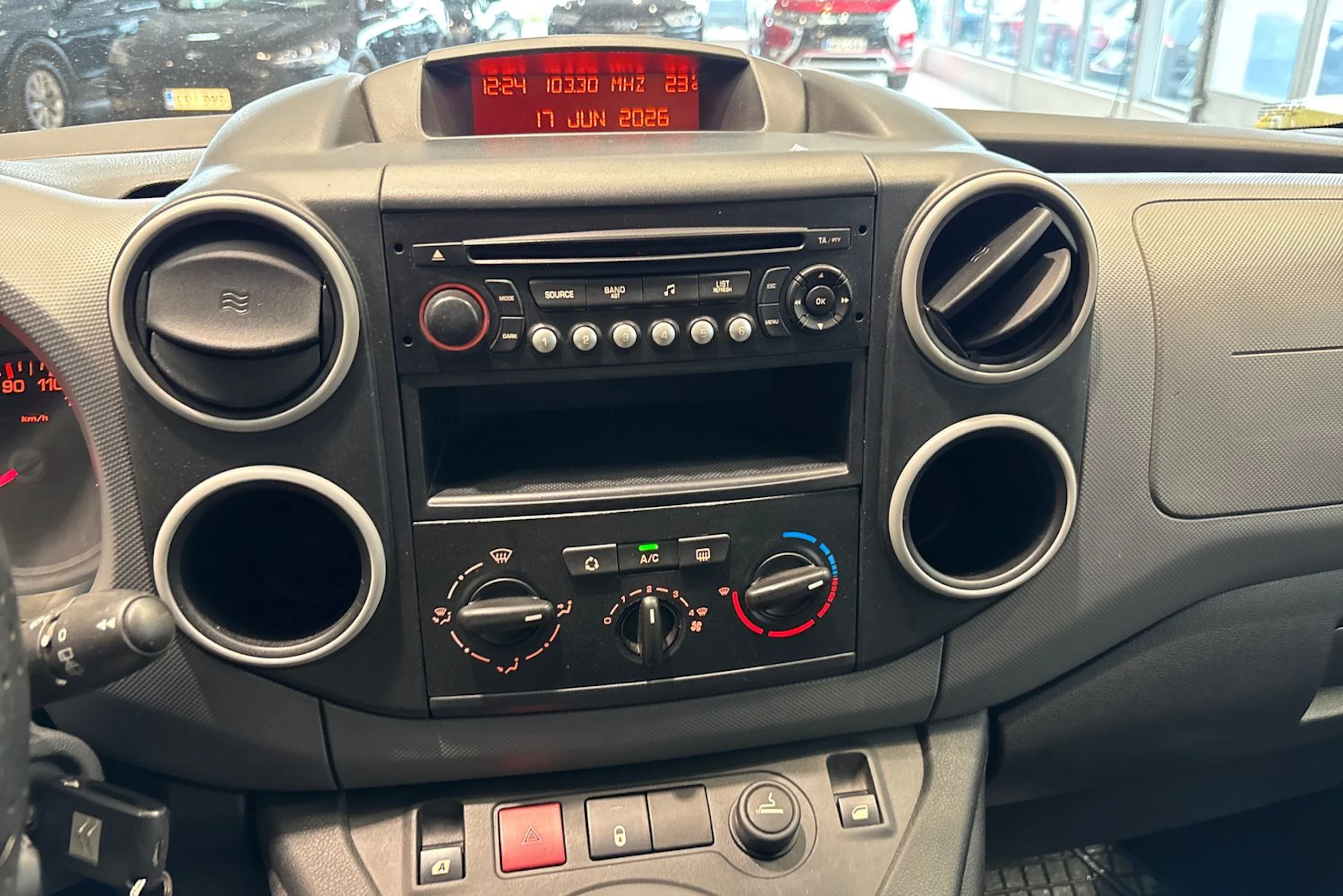 Valkoinen Citroën BERLINGO 2012 kuva 20.