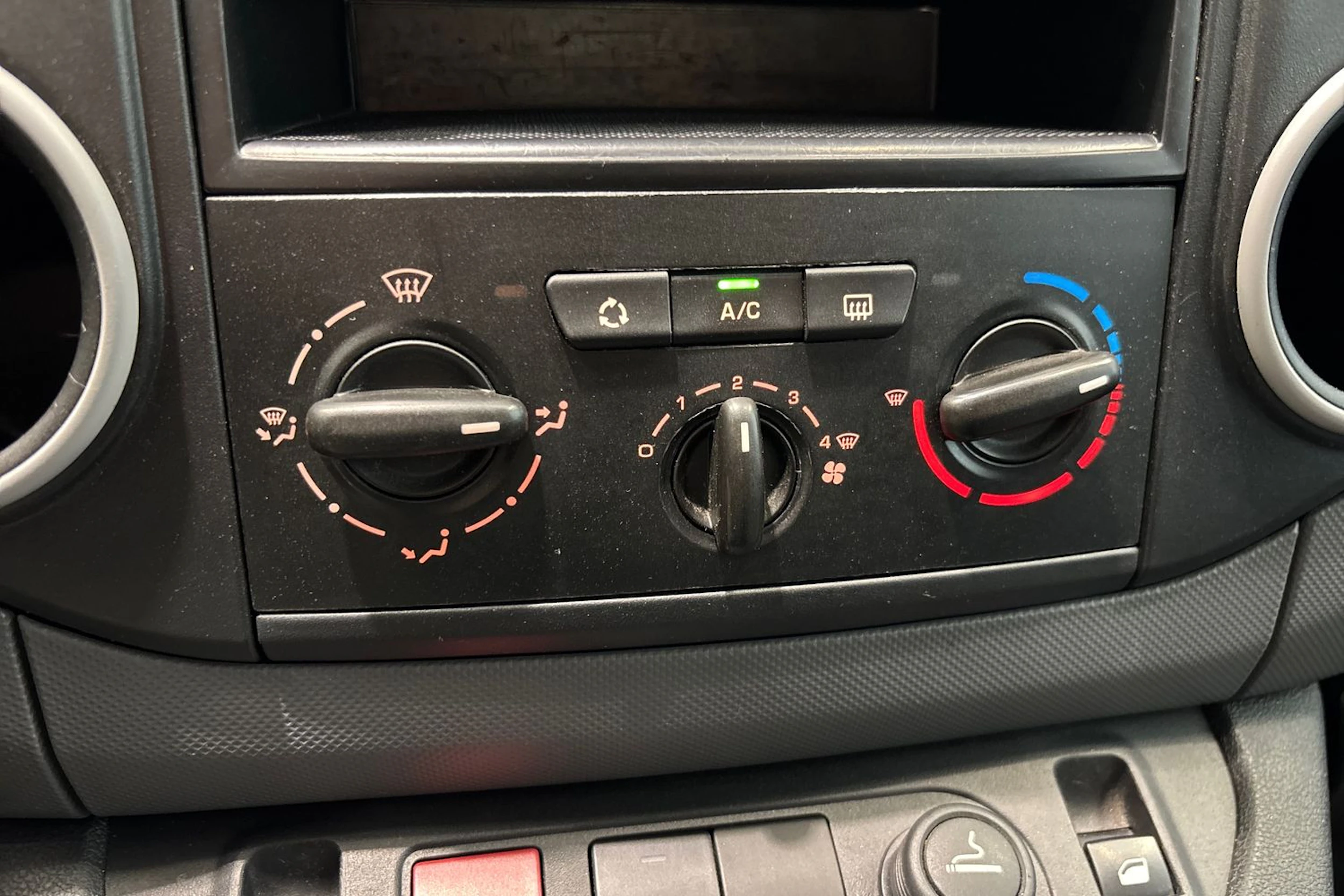 Valkoinen Citroën BERLINGO 2012 kuva 21.