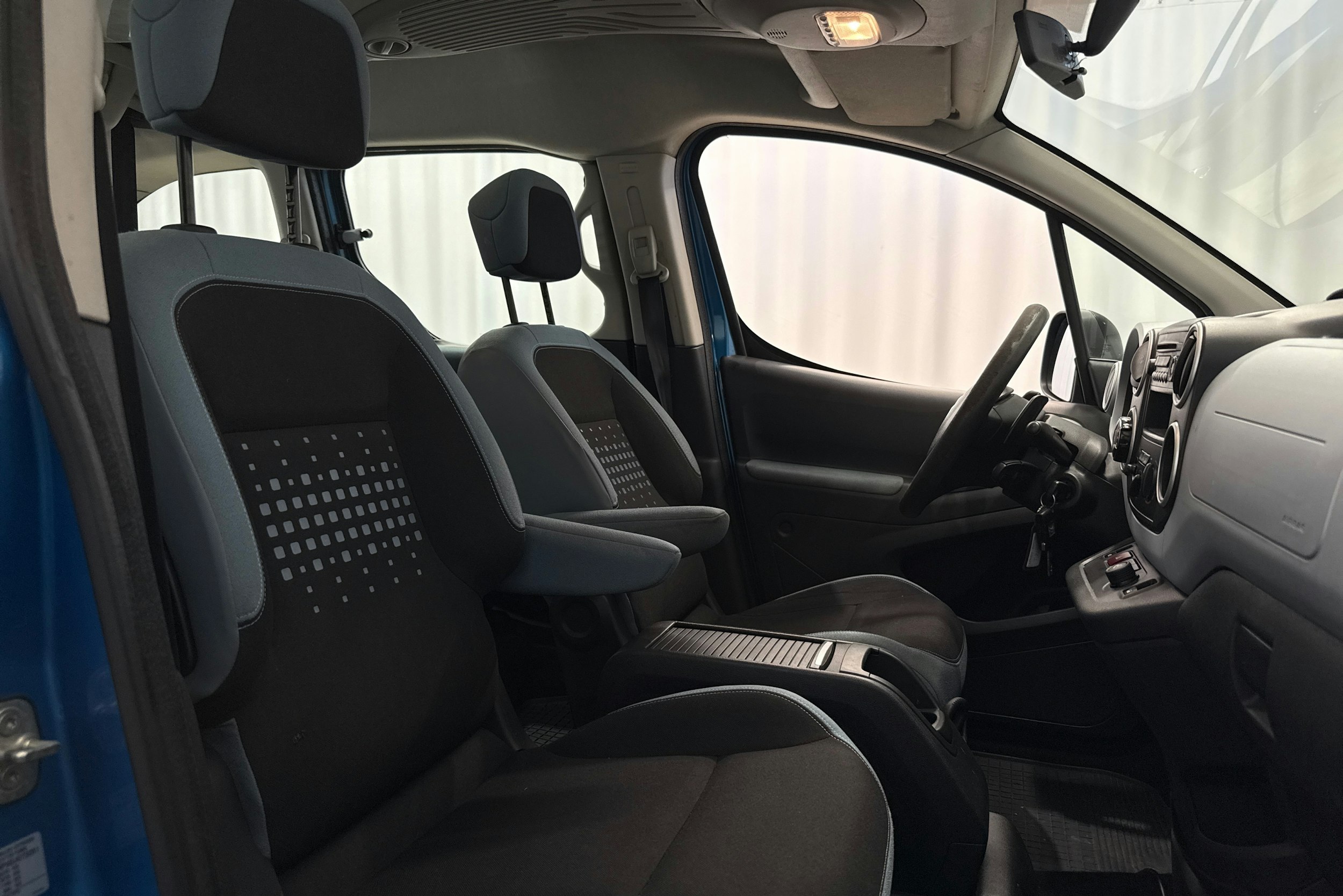 sininen Citroën Berlingo 2013 kuva 15.