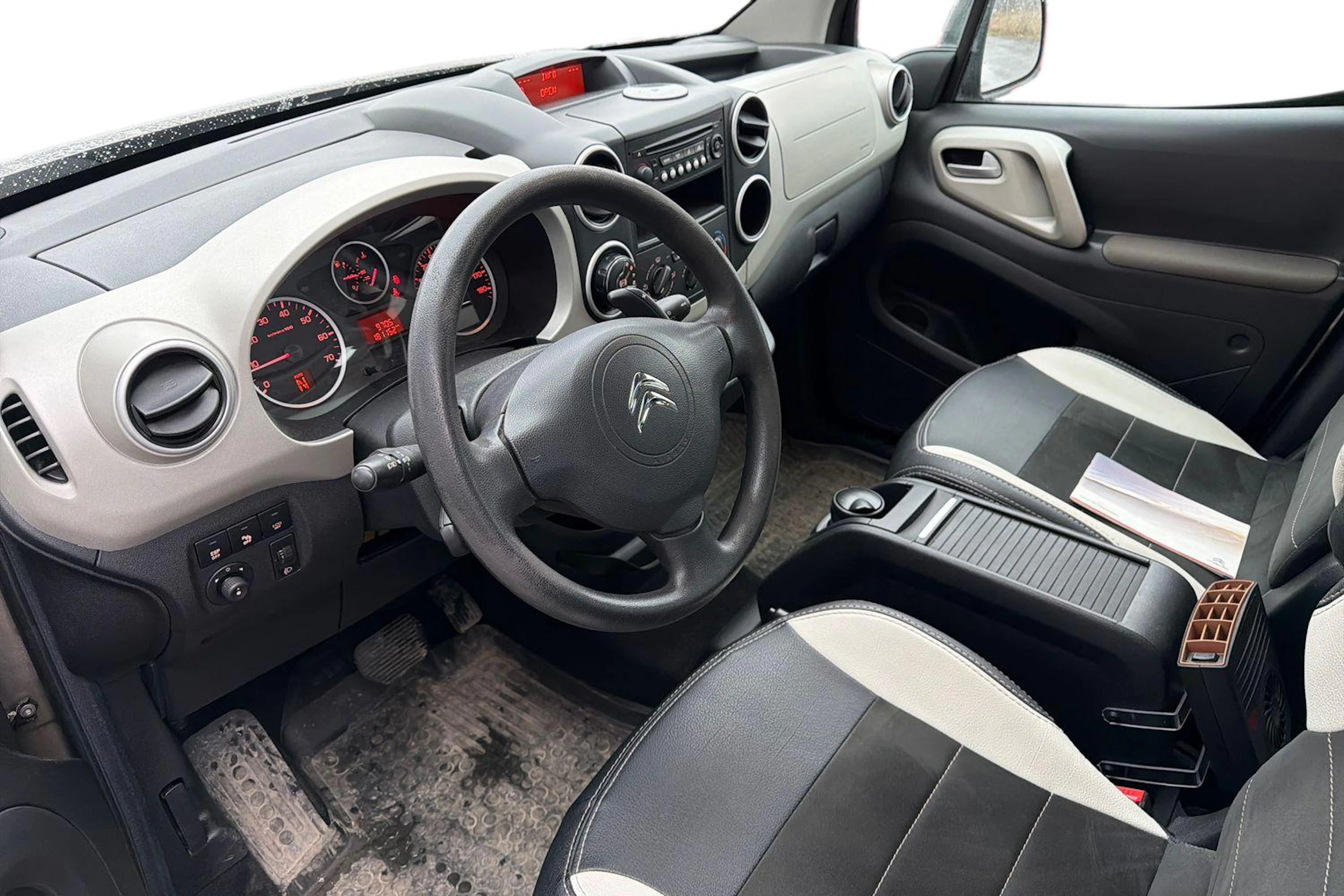 harmaa Citroën Berlingo 2013 kuva 3.