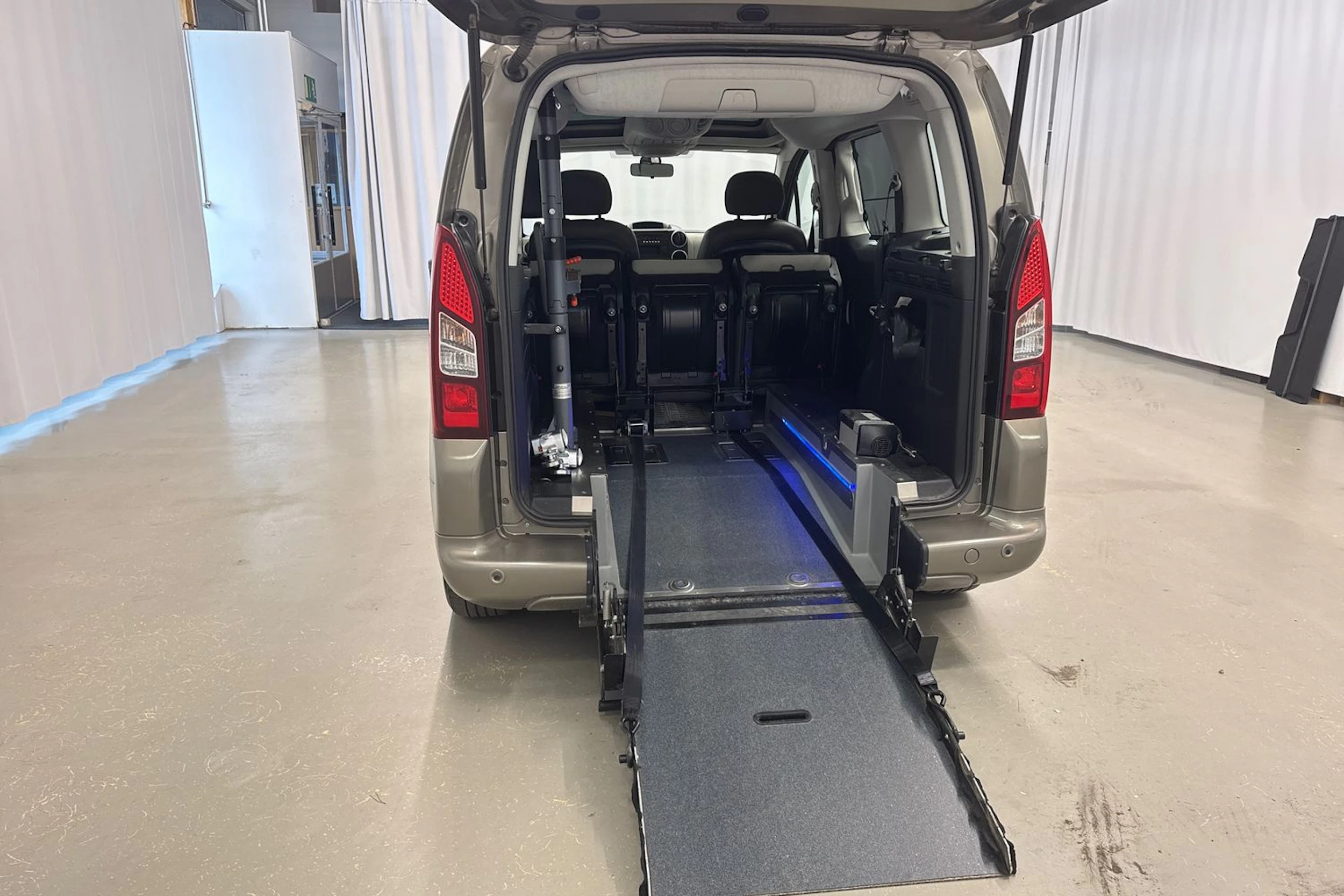 harmaa Citroën Berlingo 2014 kuva 4.