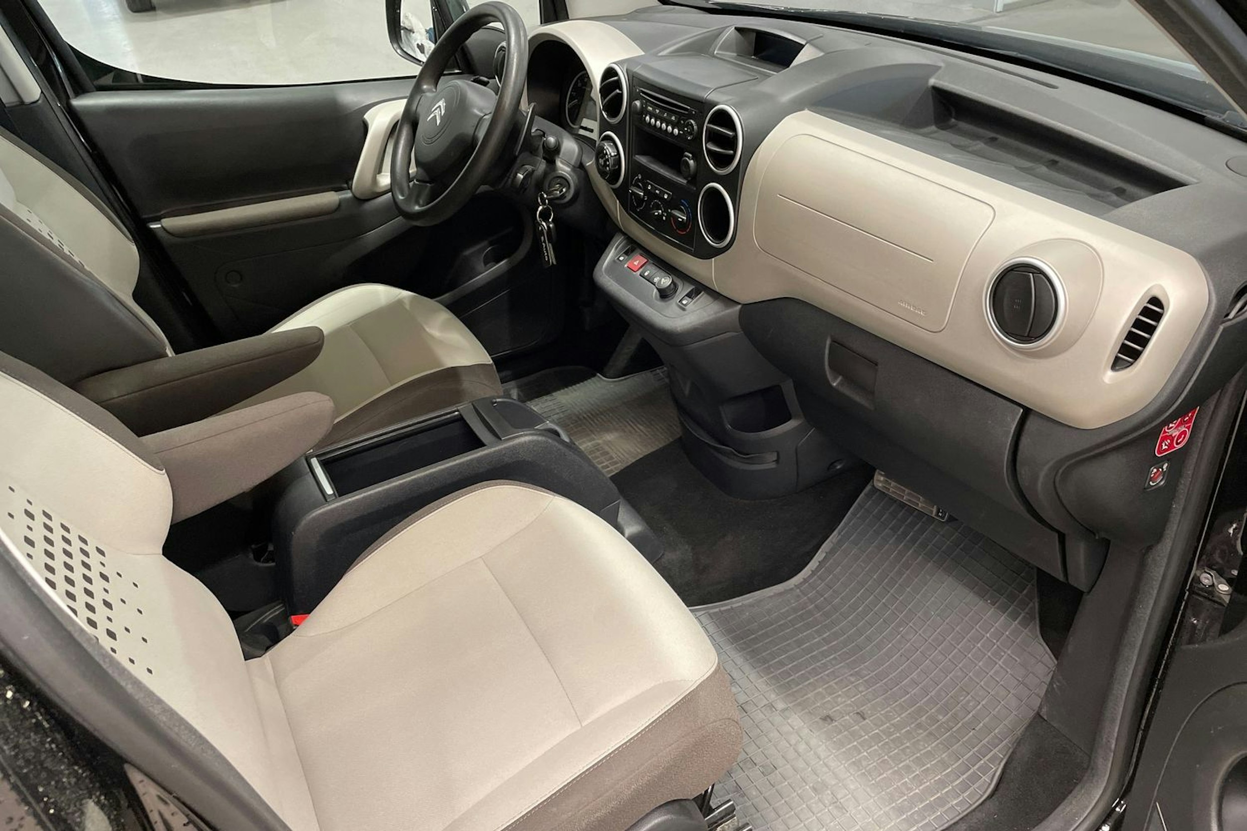 musta Citroën Berlingo 2014 kuva 24.