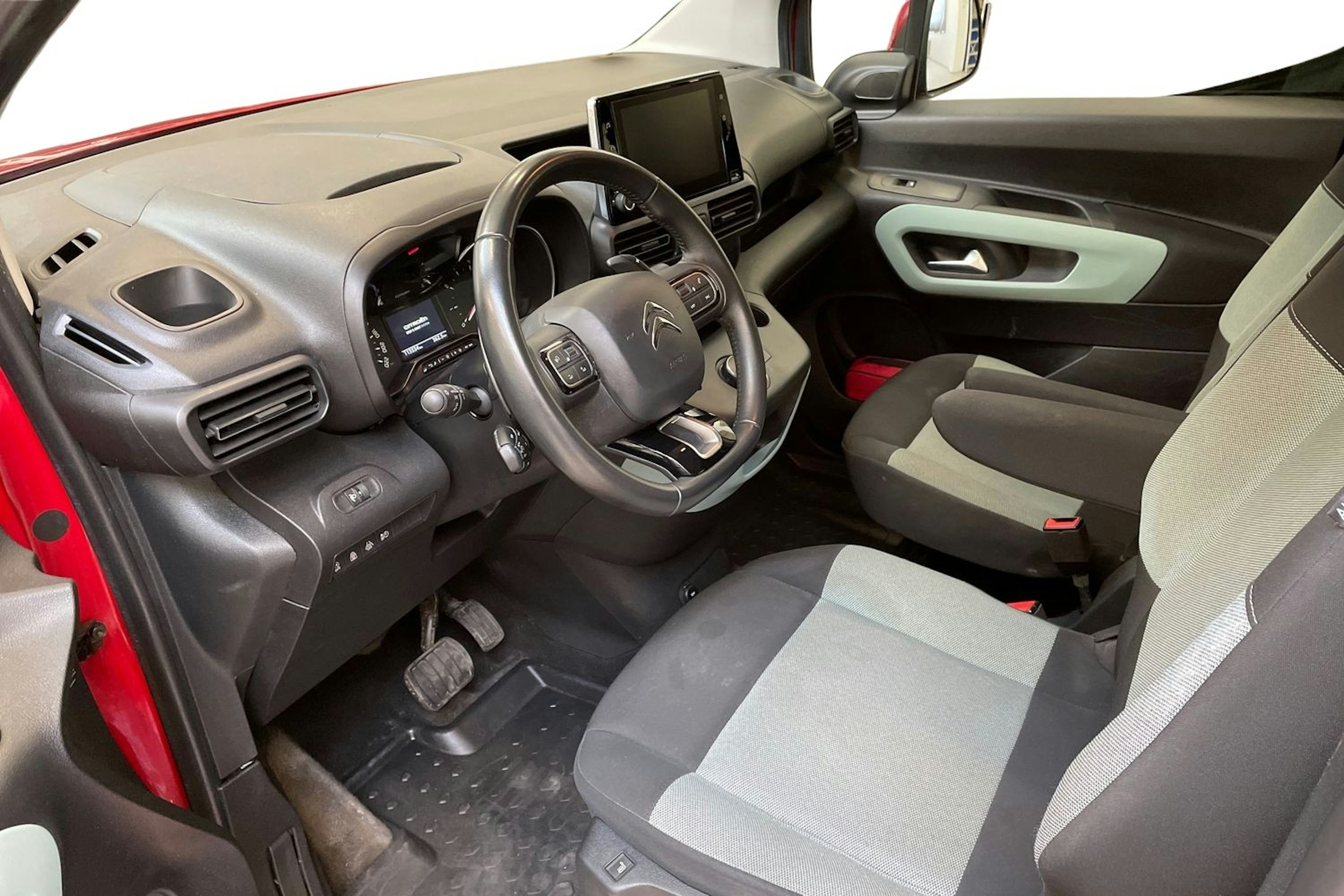 punainen Citroën Berlingo 2019 kuva 7.