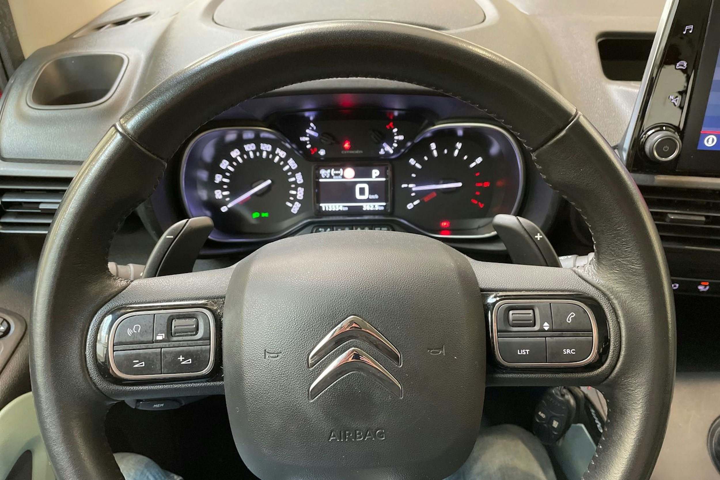 punainen Citroën Berlingo 2019 kuva 16.