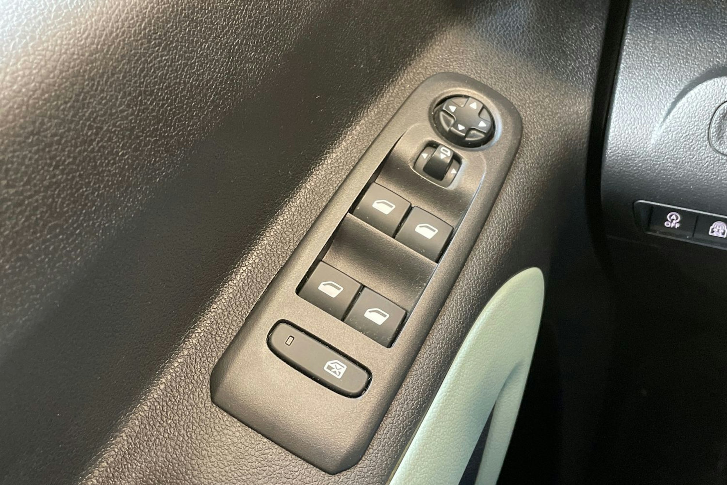 punainen Citroën Berlingo 2019 kuva 17.