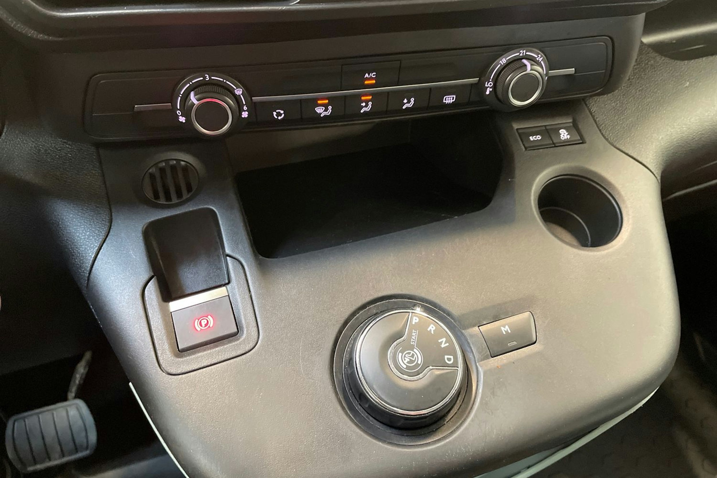 punainen Citroën Berlingo 2019 kuva 20.