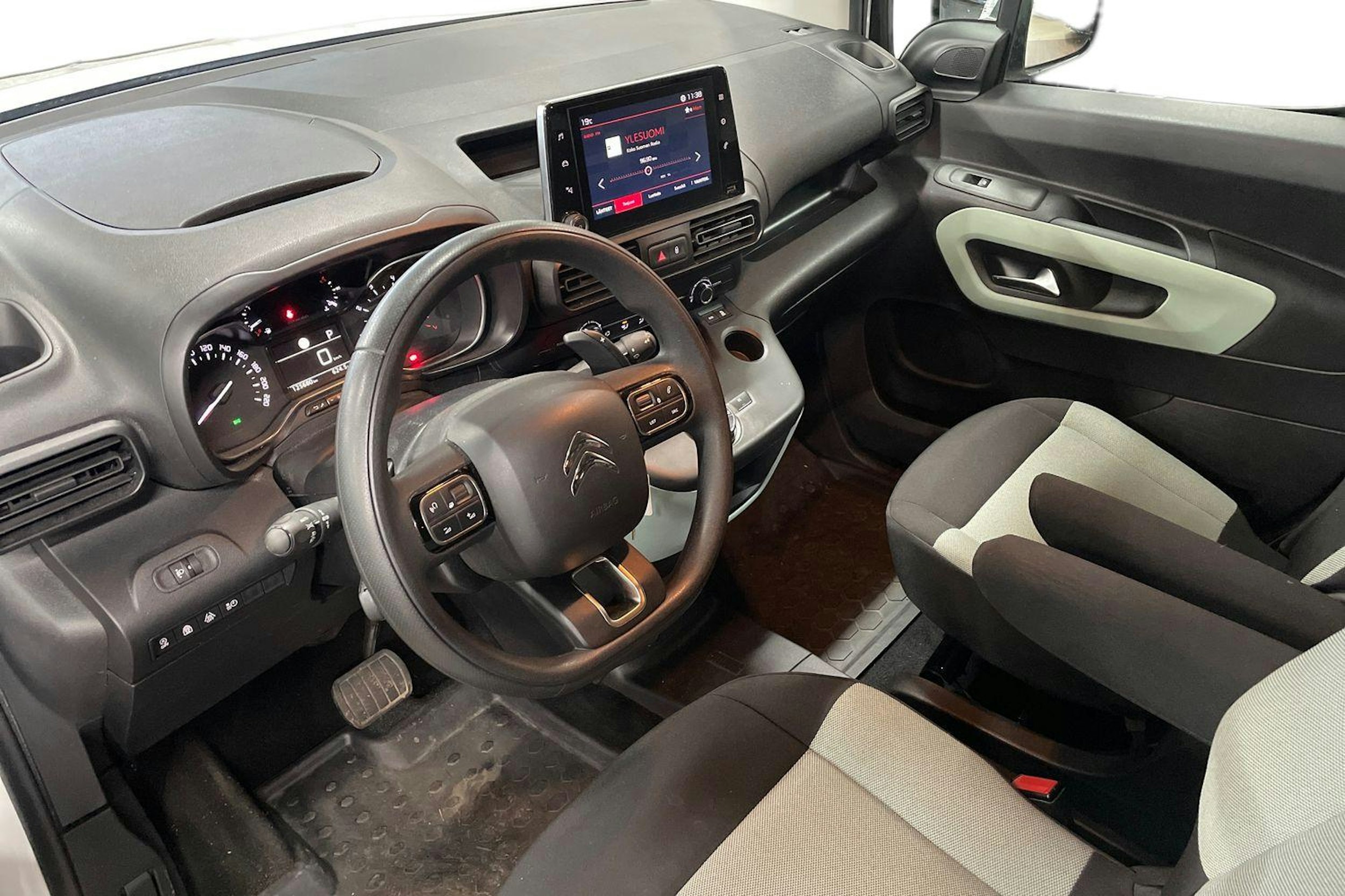 Valkoinen Citroën BERLINGO 2019 kuva 6.