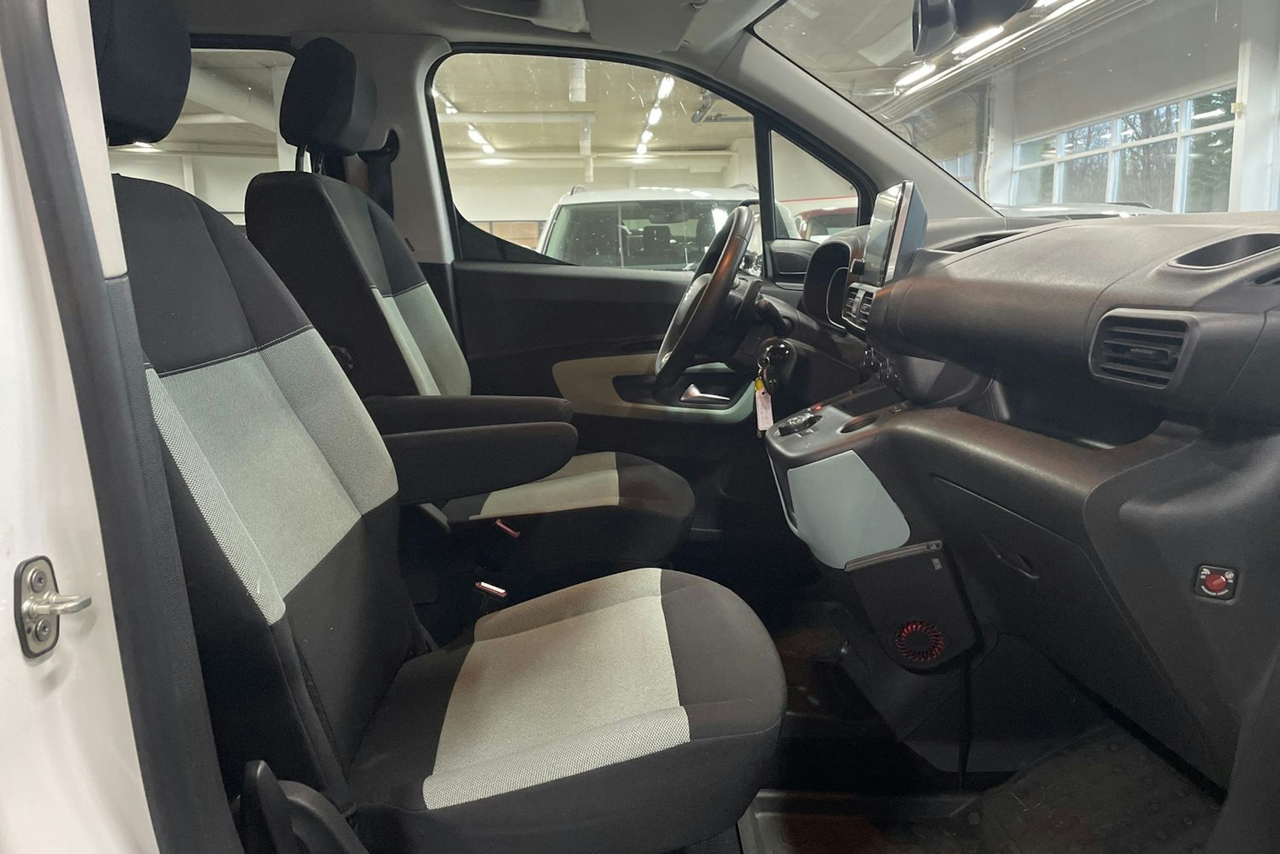 Valkoinen Citroën BERLINGO 2019 kuva 11.